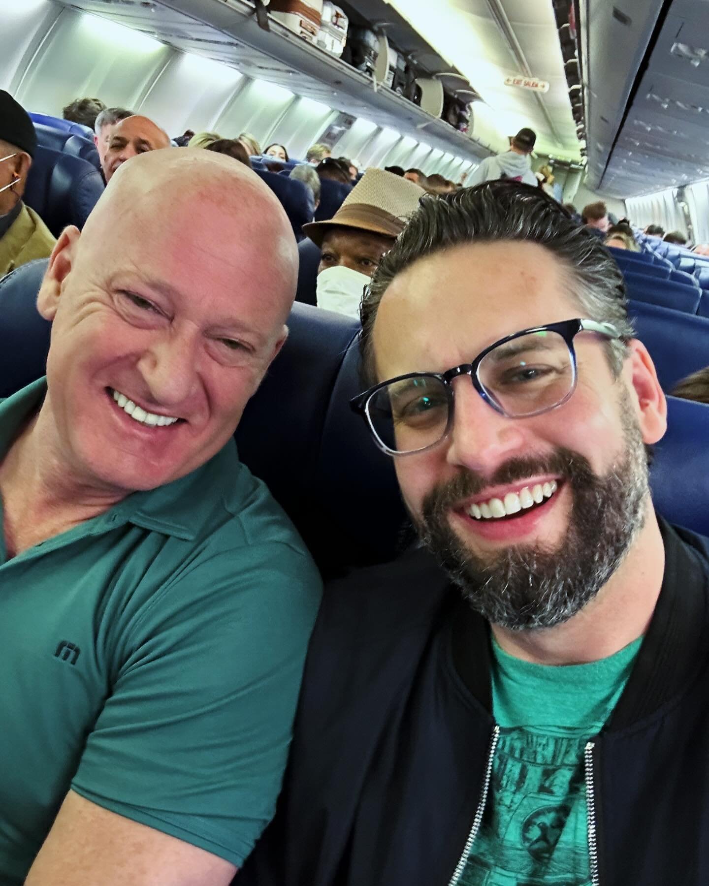 What a surprise and a joy to be in the middle seat on this early morning flight! I love life&rsquo;s little happy happenstance&rsquo;s! Safe travels @parsons_lonnie 🥰 #friends #travel #comeflywithme