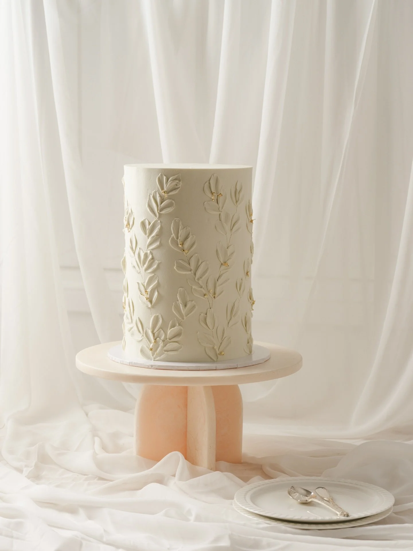 Romantic and organic buttercream petal textures with etched stems and a touch of gold on a single tier wedding cake ✨

#weddingcake #sydneywedding #sydneycakes #weddingcakes #weddinginspiration