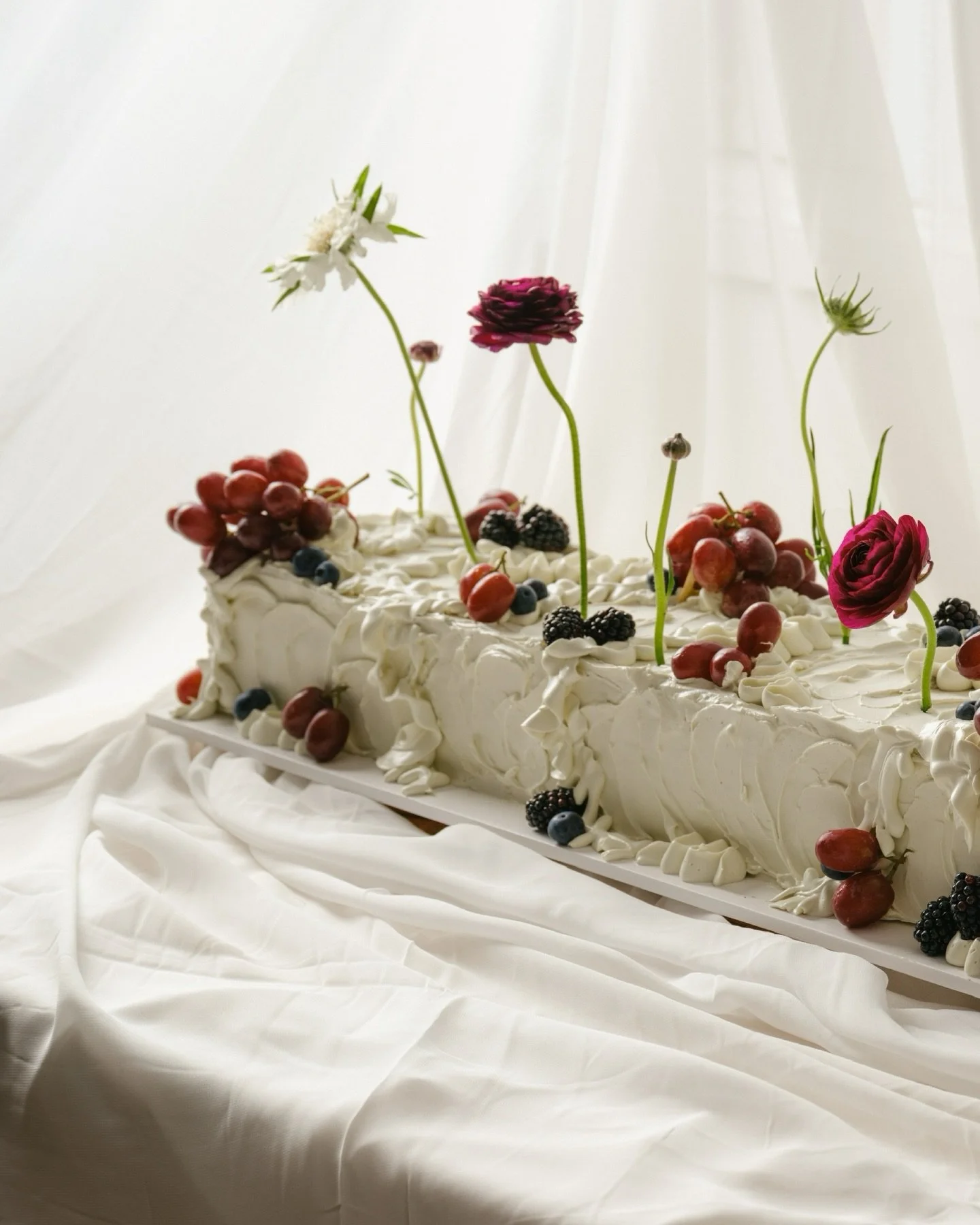 All 80 centimetres and a million different angles of Talia + Judd&rsquo;s sculptural long wedding cake with organic textures and abstract piping 🍇🥀

#weddingcake #sydneywedding #sydneycakes #floralcake