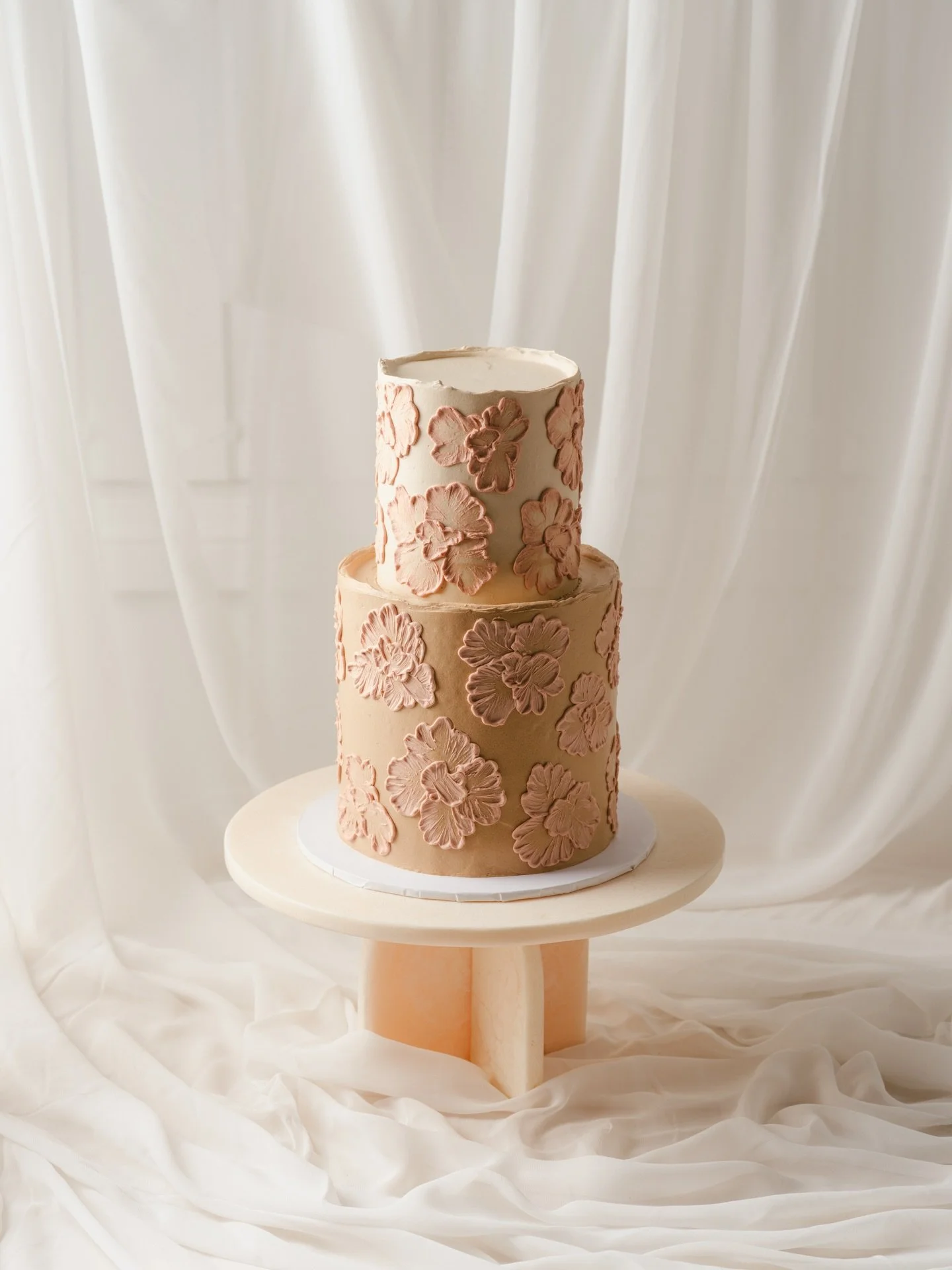 Latte, ivory and soft pink fine line lace florals for Shyanne&rsquo;s birthday on our mini two tier cake 🌷✨

#sydneycakes #twotiercake #floralcake