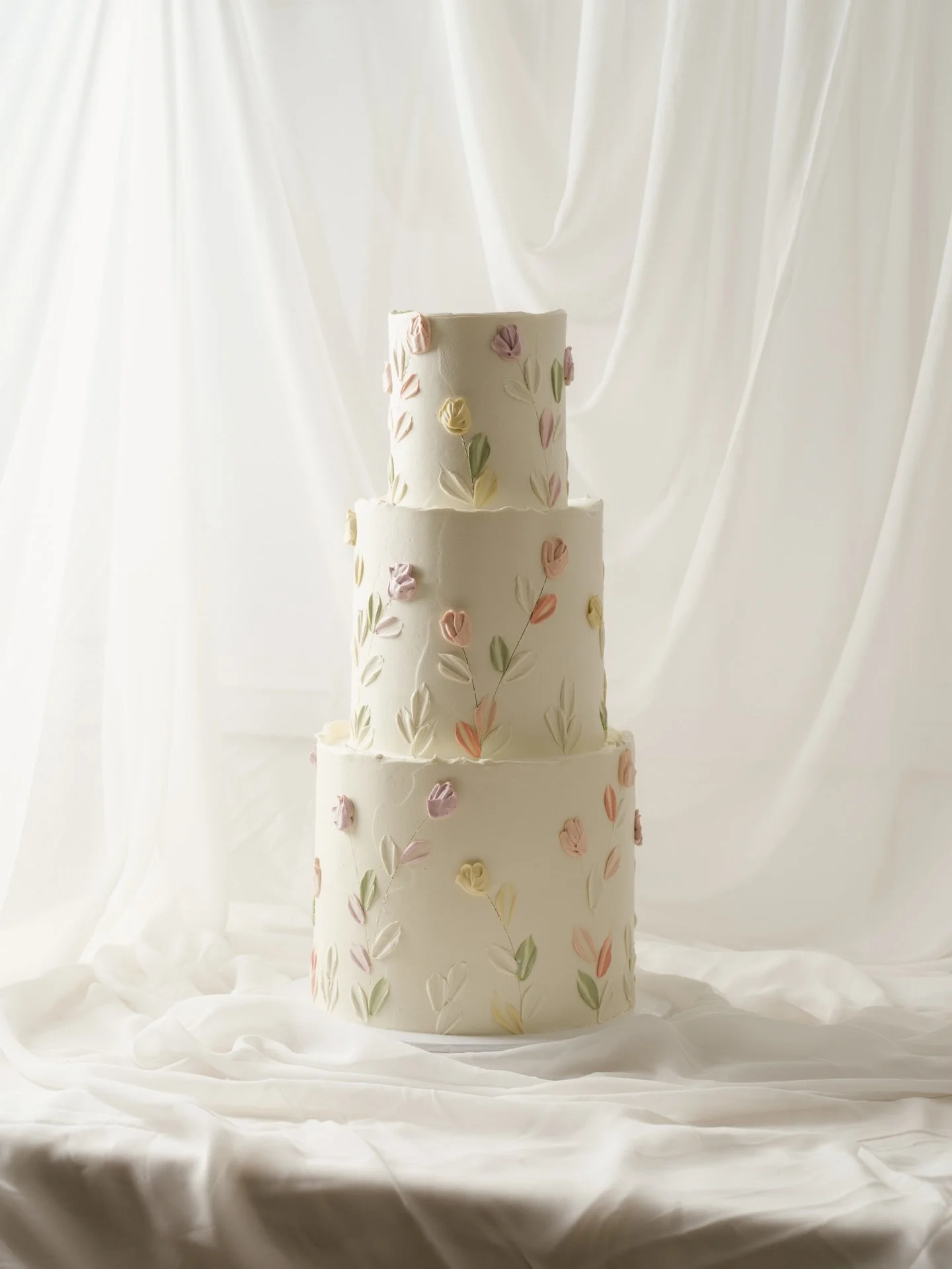 Three tiers of pastel tulip inspired floral textures 🌷

And a few snippets of our wedding cake set up against these beautiful florals by @khloris.official at @thehighlinevenue 💐

#cake #weddingcake #sydneywedding #sydneycakes #floralcake