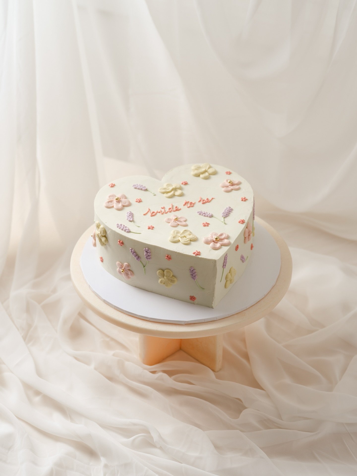 In love with tiny little details and soft pastels 🌸🌼🌷

Because every occasion deserves a cake 🥰

#heartcake #bridalshowercake #floralcake #minimalistcake #sydneycakes