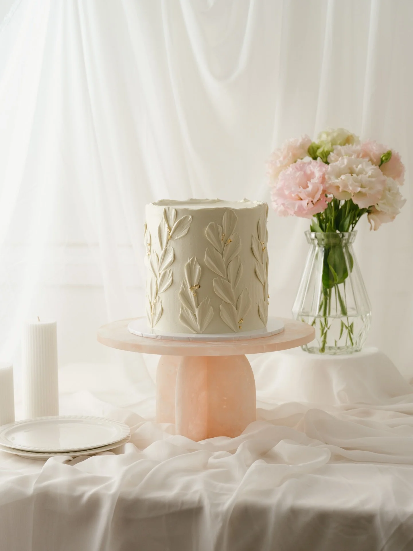 Textures and little gold details ✨

The most recent rendition of our signature tulip petal buttercream design, in my all time favourite white on white. 

Enquire via our link in bio for weddings, birthdays, baby showers and anything worth celebrating