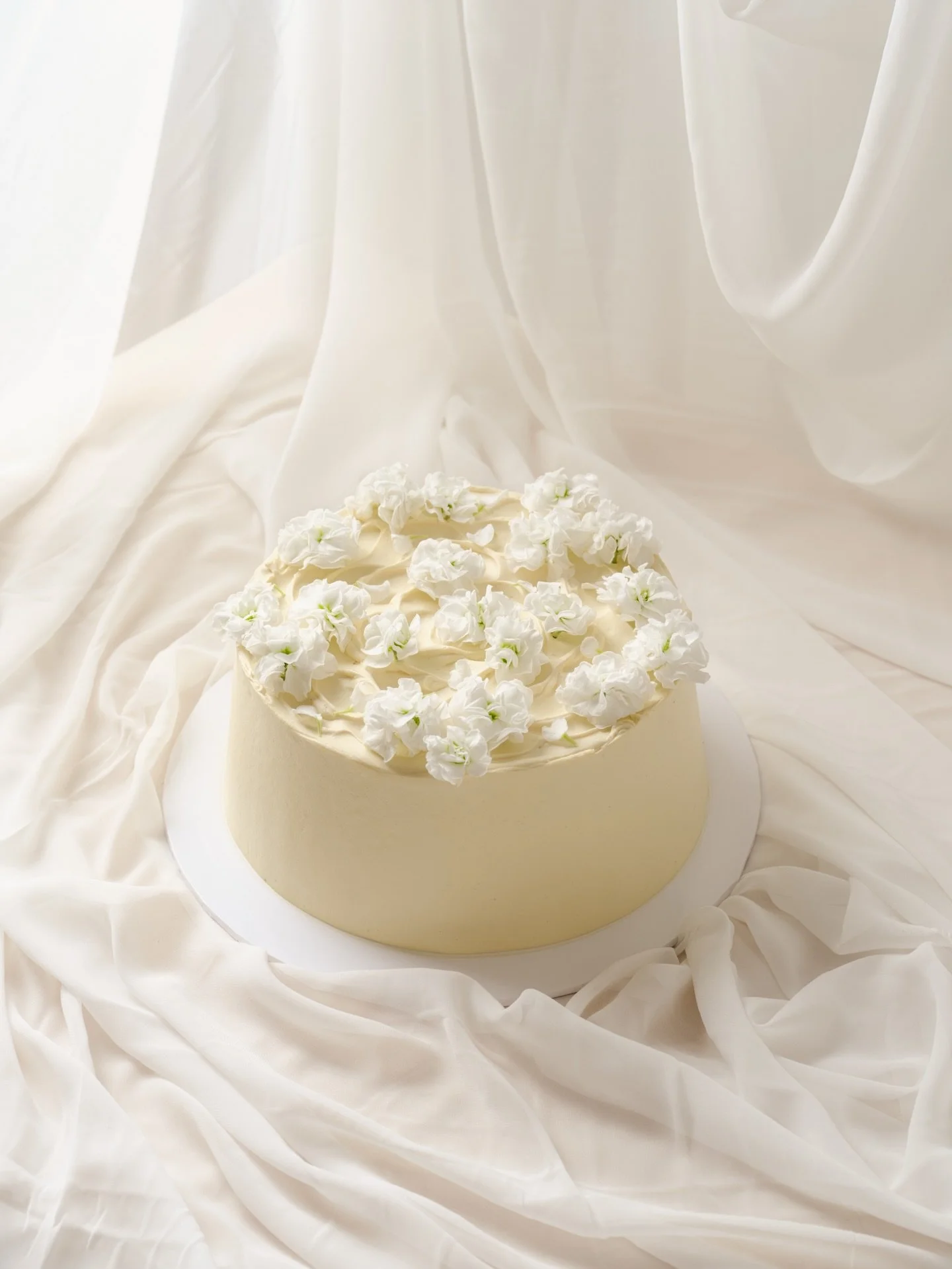 Our chiffon cake range is available ready to order on our website up to three days ahead, but did you know we do custom designs as well?

Not too sweet, and perfect for any occasion 🤍

#chiffoncake #floralcake #sydneycakes #sydneydesserts #jasmineca