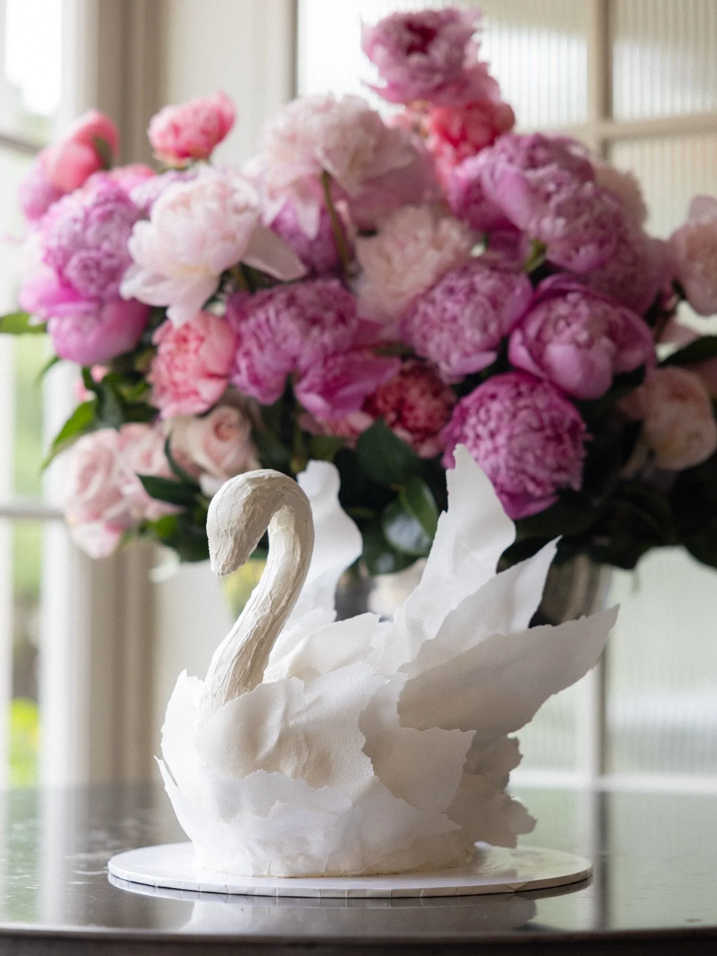 Swans have been trending, but I&rsquo;ll never get over this dreamy sculpted wafer ruffle swan cake we did last year 🦢✨

#swancake #sculptedcake #cakedesign #weddingcake #luxuryweddingcakes