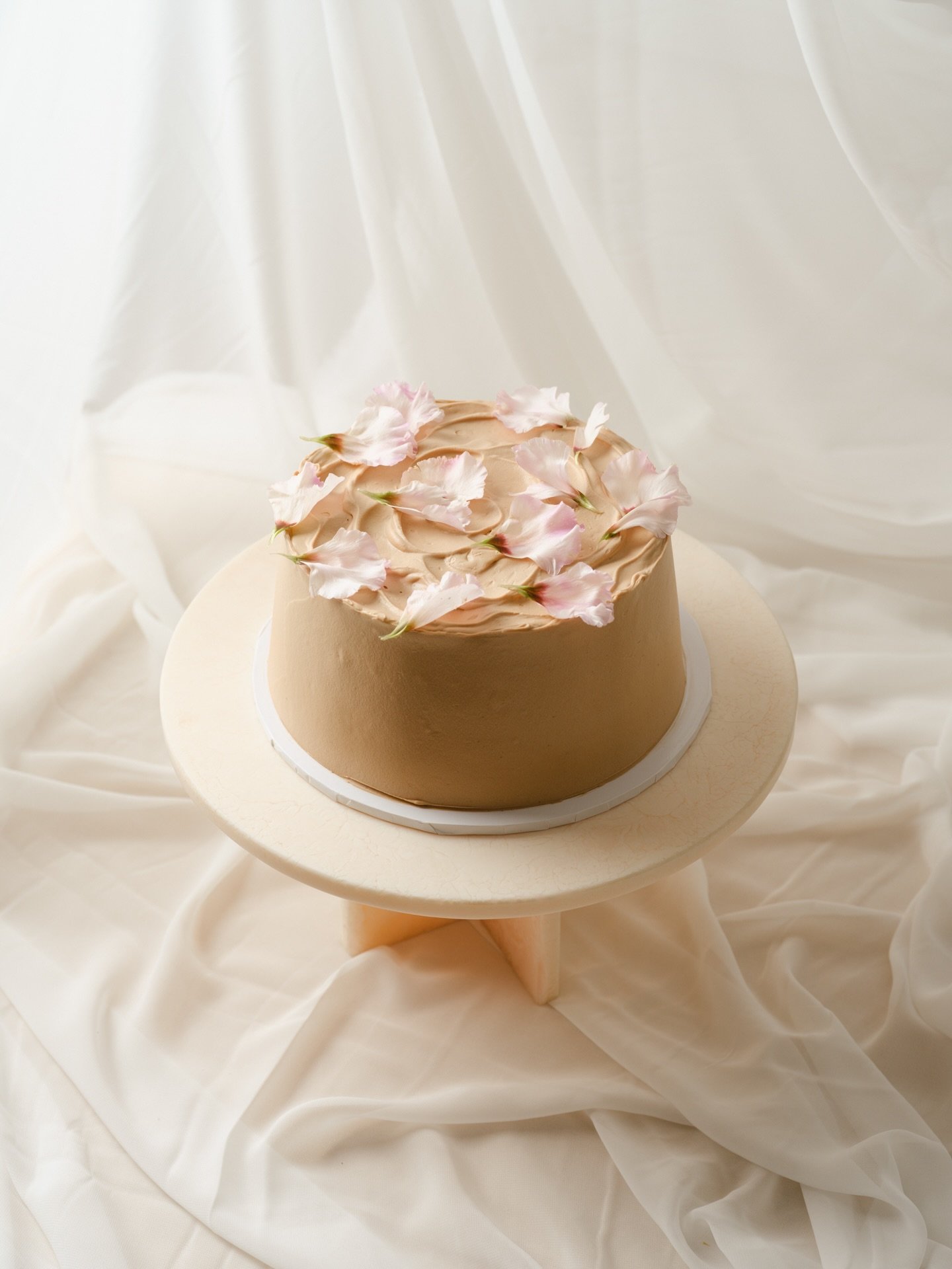 Dreamy ganache ripples and fluffy petals 🌸

Our earl grey and lavender milk chocolate chiffon - pictured is our small size, the perfect option for feeding 8!

#sydneycakes #chiffoncake #sydneydesserts #floralcake #minimalistcake