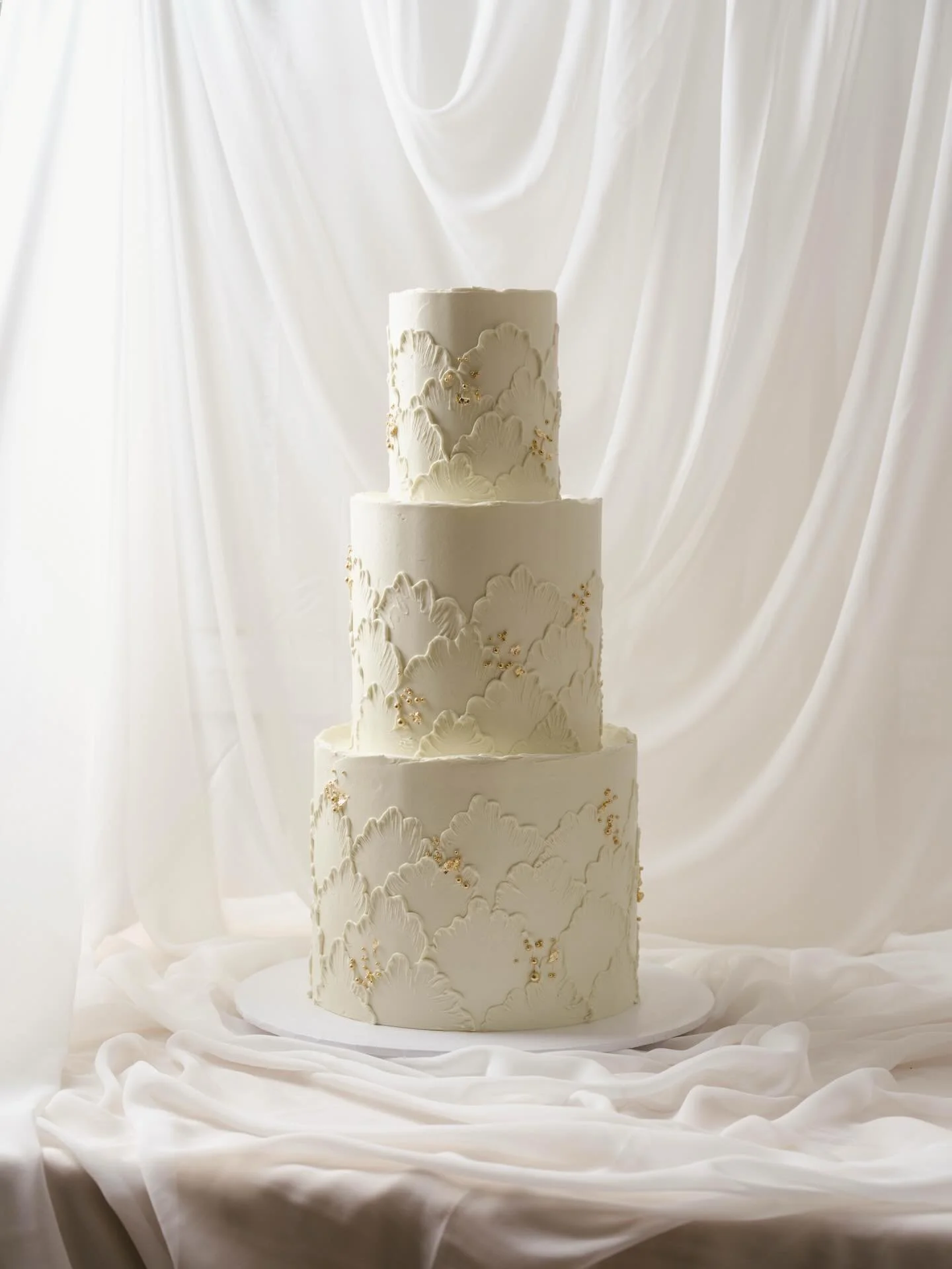 Three tiers of romance in white and gold ✨

Daphne and Stefan opted for one tier of our vanilla buttermilk cake with salted vanilla Swiss meringue buttercream, plus two faux tiers for the statement of a large three tier cake, without extra portions g