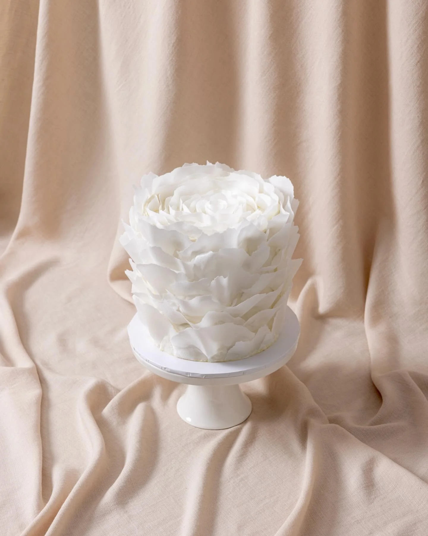 The wedding cake to gender reveal/baby shower cake pipeline 💘

1-2. Signature wafer ruffles for an intimate wedding dinner, and a classic piped heart design for their gender reveal announcement 🩷🩵

3-4. Green watercolours and florals for the weddi