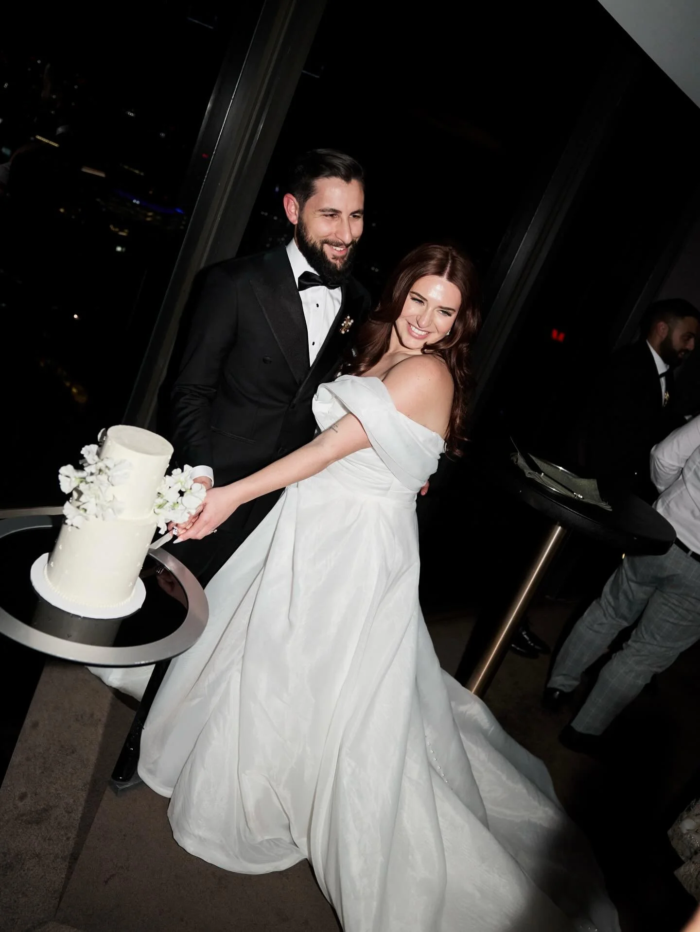 Completely obsessed with the vibes from these shots of Kelsey and Johnno&rsquo;s reception last August!

Their night time reception featured our petite two tier wedding cake with the daintiest dot details and fluffy florals 🤍

They had not one, but 