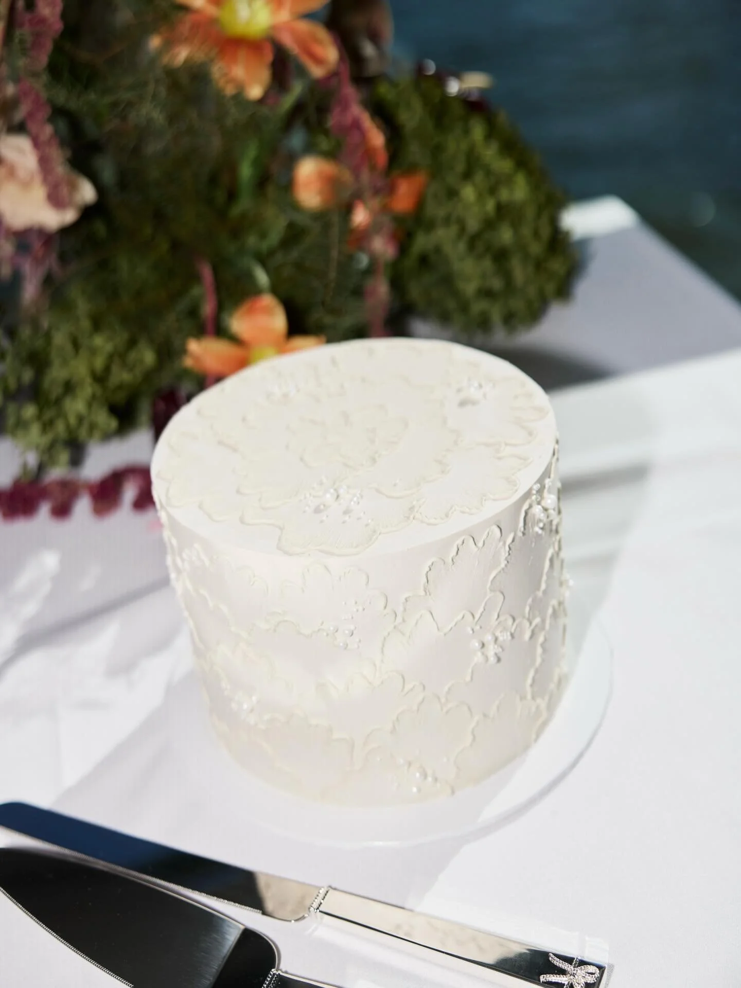 Part 2 - Kelsey and Johnno&rsquo;s cocktail lunchtime reception featuring a single tier wedding cake with an all-over floral lace buttercream texturing ✨

Swipe to the end for an ultra rare shot of the cake all cut up! Our Berry Rosie with white choc