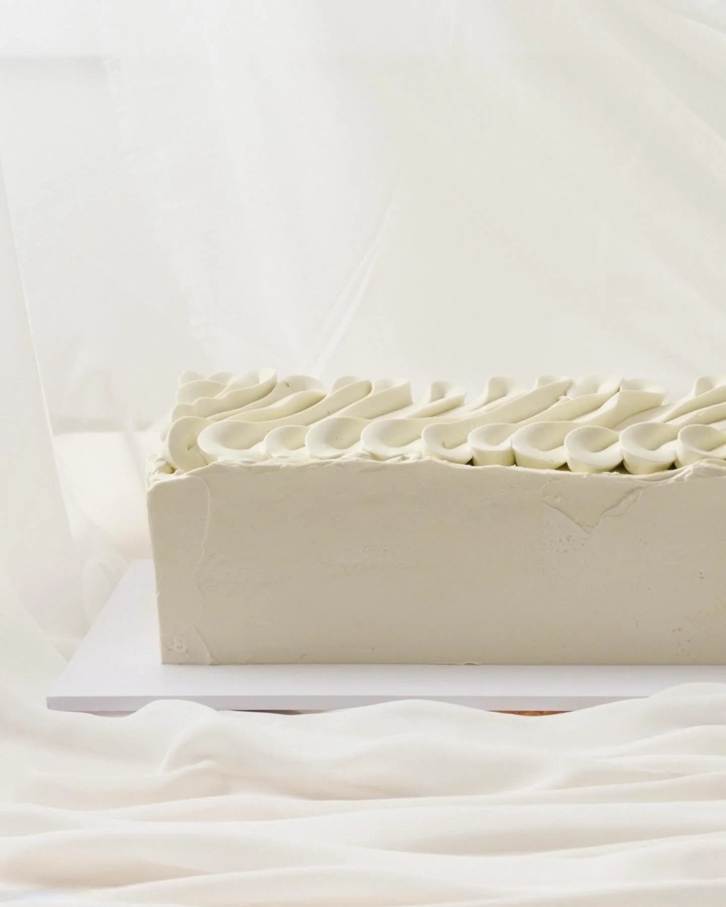 Swipe through to see all 30&rdquo; of this long wedding cake with the most satisfying piped ripples 〰️

#longcake #weddingcake #sydneyweddings #sydneyweddingcake #rectanglecake