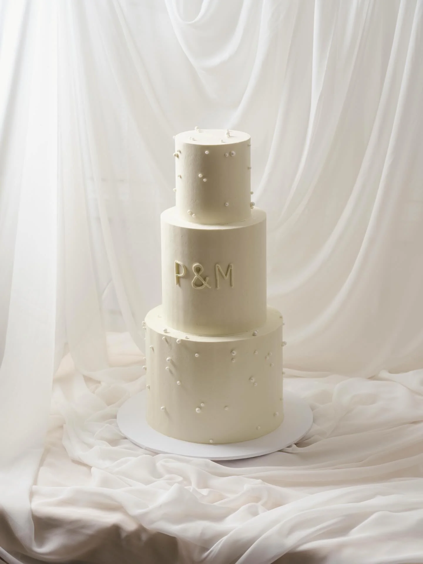 Clean edges, smooth sides and a practise in restraint; is there anything that says classic romance like pearls?

Swipe for the cutest baby cake - a perfect twin to the top tier for Peta and Mitchell to take home at the end of the night. 

#weddingcak