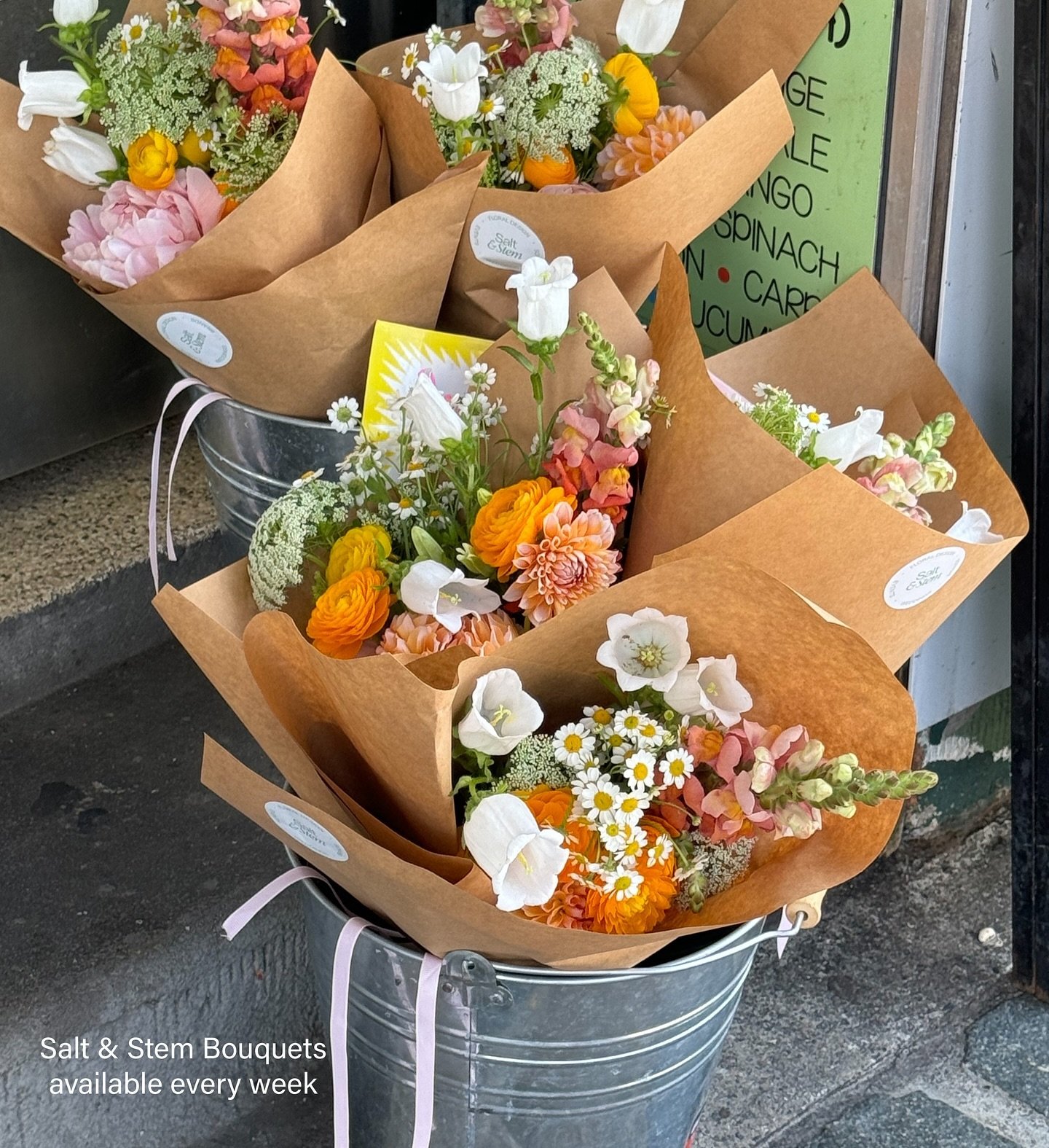 @saltandstem.au bouquets available every Wednesday &amp; Friday at @fruitshopburleigh on James St 💘

Tell us your favourite colour way in the comments 💐