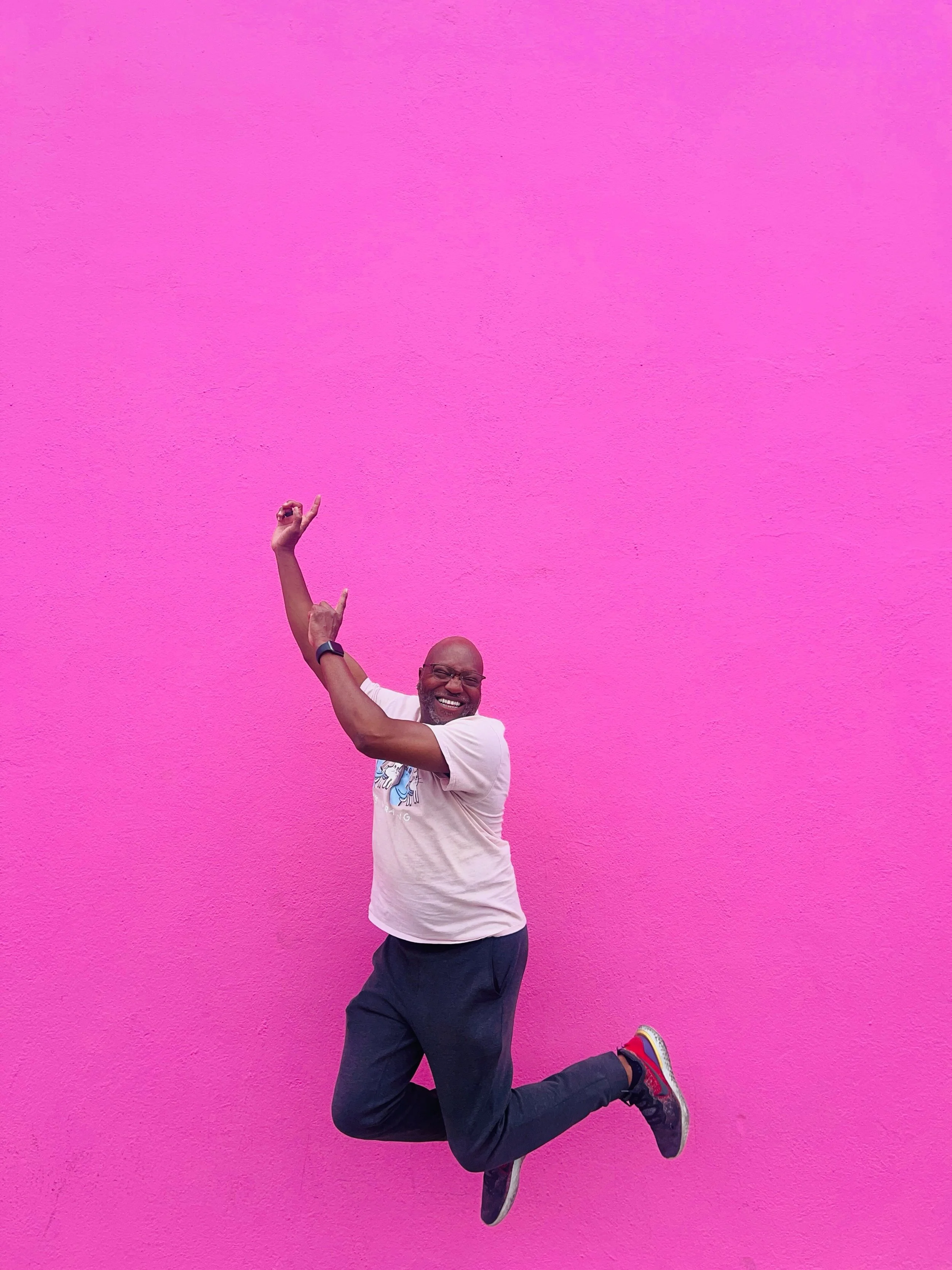 I ventured outside! Delicious breakfast at The Waffle and influencer-and-or-tourist antics at the Paul Smith pink wall-building-thing. T&rsquo;was a good day! 😎🩷