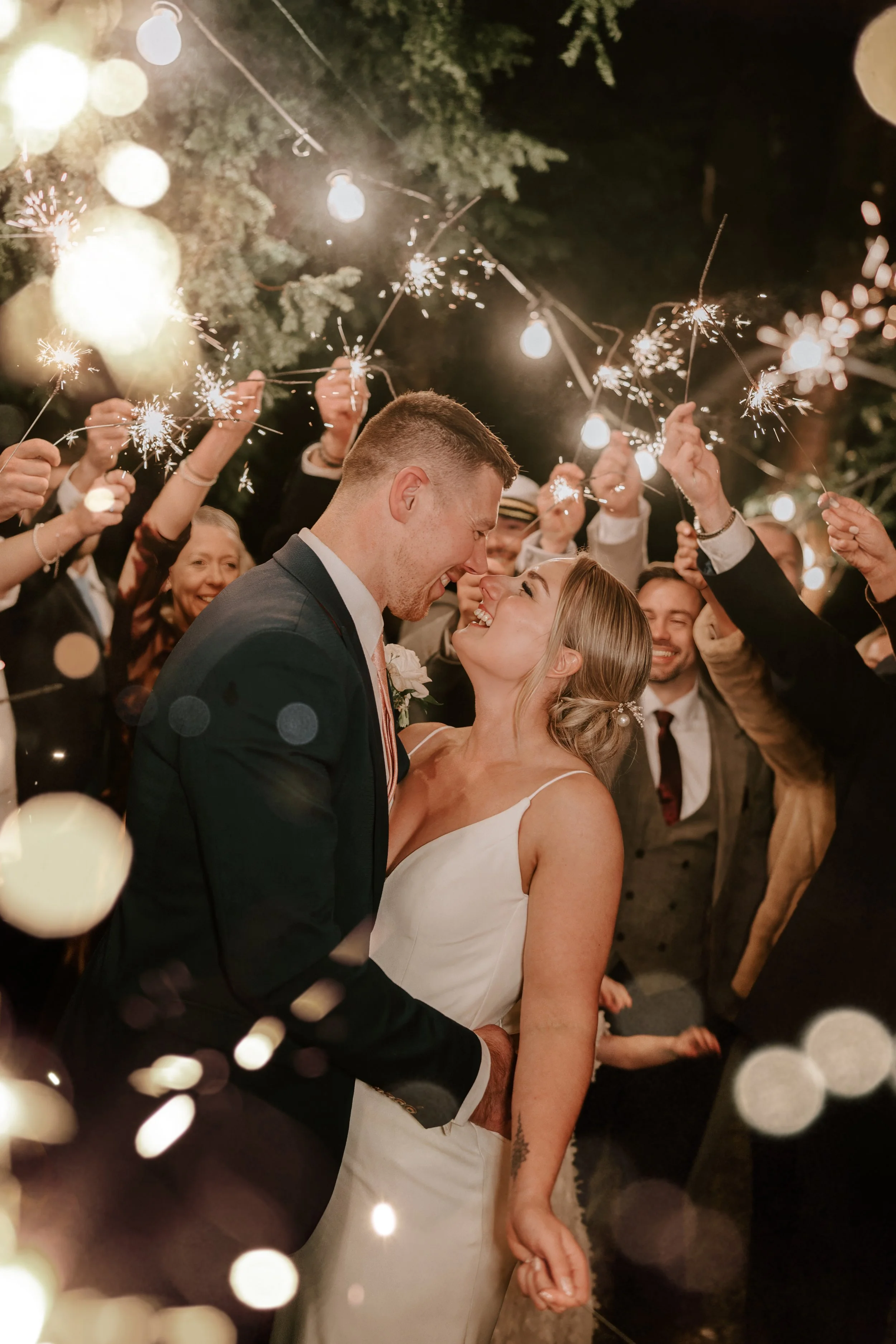 The-Ravenswood-Sparkler-Photo-Wedding.jpg