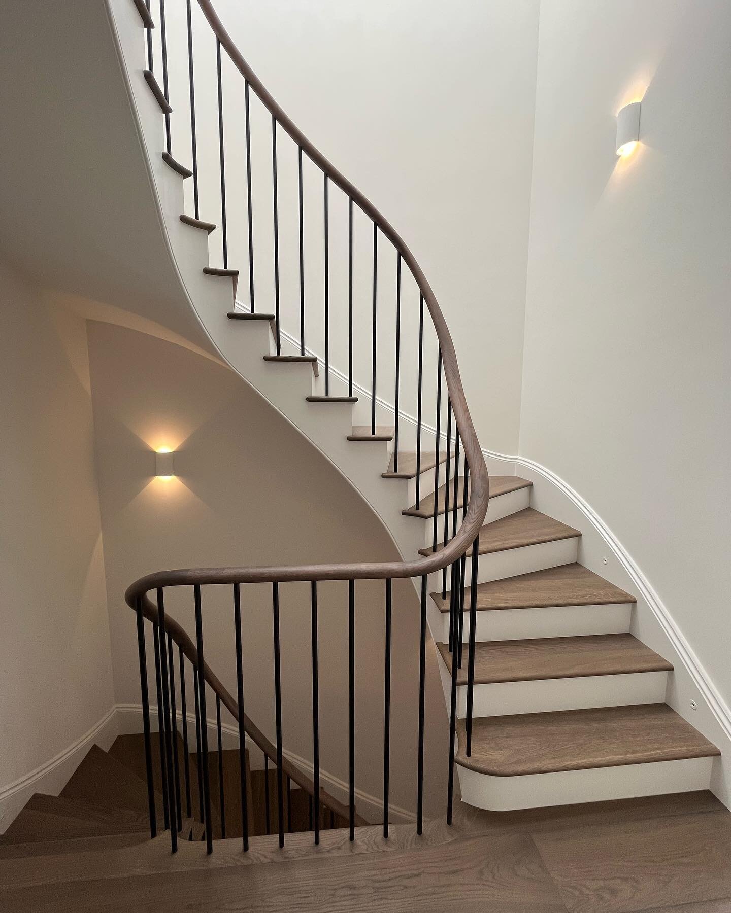 The curved staircase at our Wandsworth project is truly a thing of beauty. The continuous handrail matches the dark timber floor, whilst the plaster wall lights cast a subtle wash up and down the walls.

Interior design @sarah_brink01 
Architecture @
