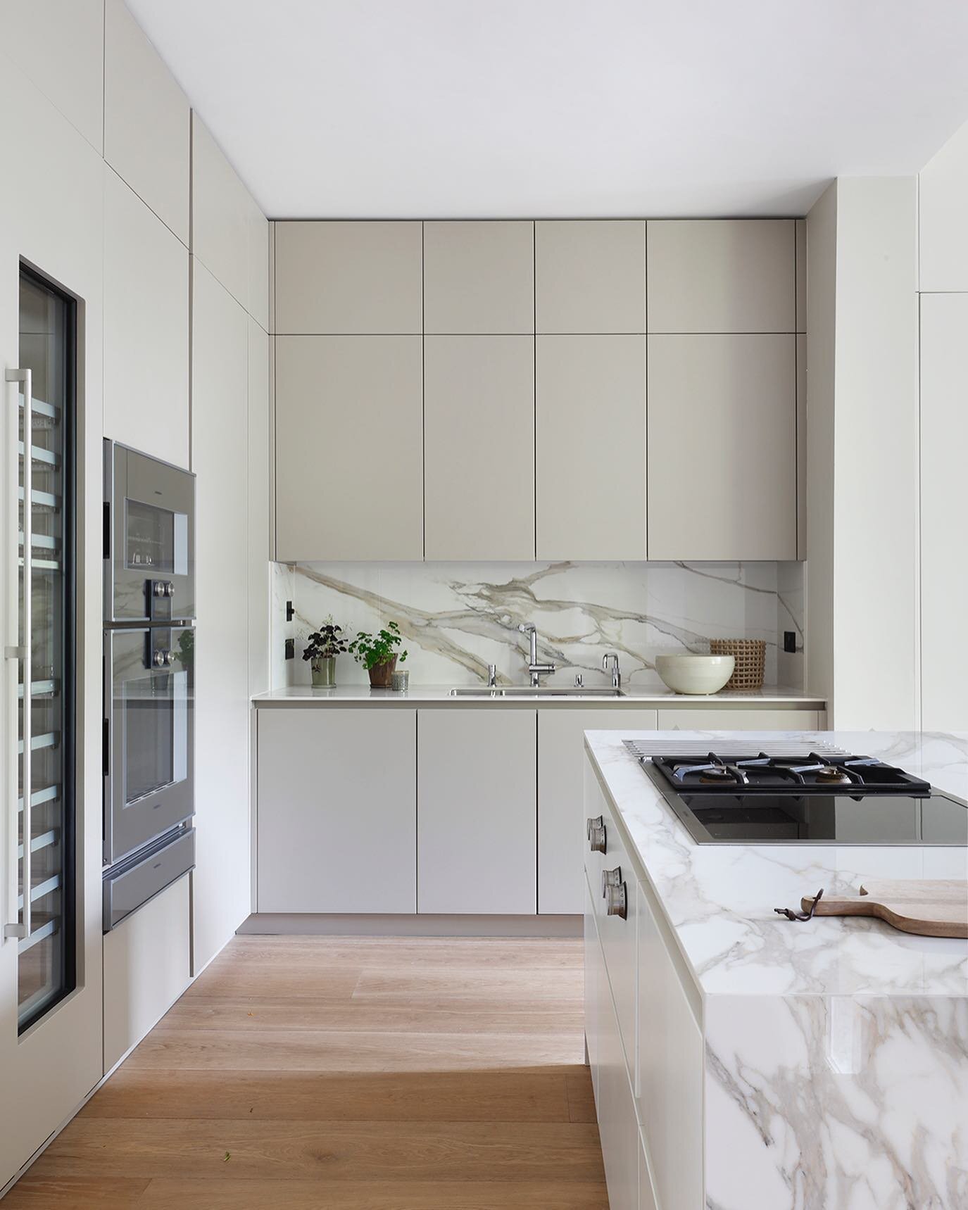 A heavily veined worktop adds interest to this contemporary kitchen, whilst the natural oak flooring adds warmth and texture. 

Photography @alexanderjamesphoto 
Construction @lawrencewebbltd 
Interior Design @sarah_brink01 
Appliances @gaggenauoffic