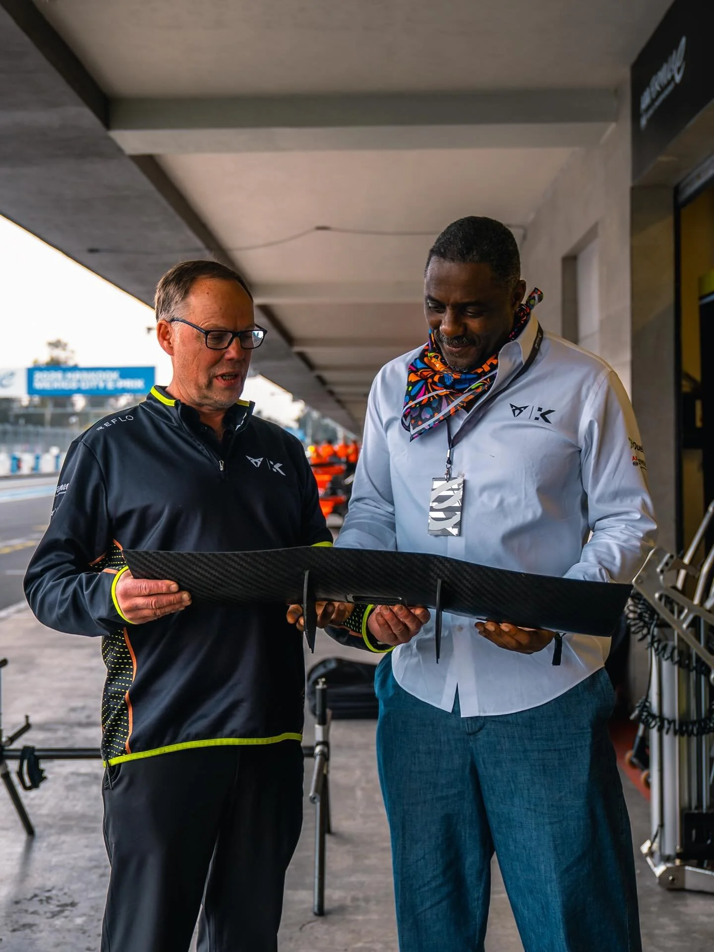 A gift fit for a sir 🫡 Our team put together a little something for @idriselba when he visited us in Mexico. 

#MexicoEPrix #FormulaE #CUPRAKIRO #KiroRaceCo