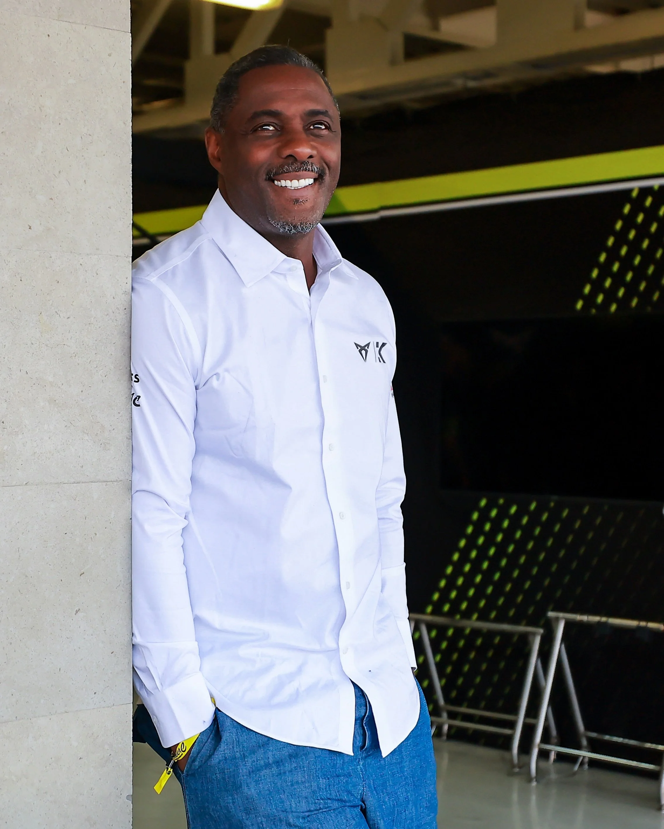 Sir Idris Elba 👏 

So... does this make us royal now? Congratulations to @idriselba on a hugely deserved knighthood!