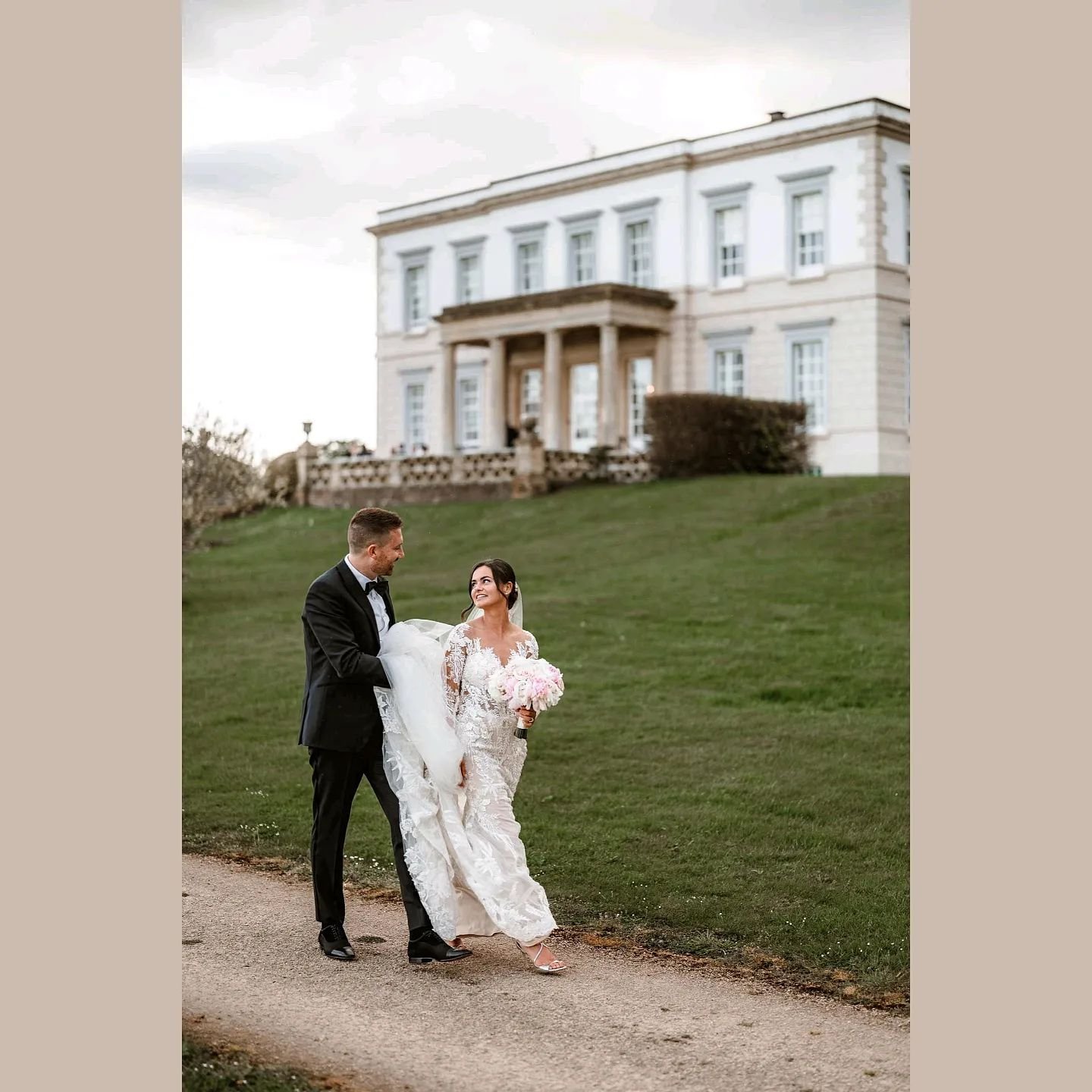 A few frames from yesterday's wedding with the stunning Victoria and Zac.
@victoriadrewett

@buxtedparkhotel
@hair_by_duboux
@bridebeautifulmakeup
@flutterbyevents
@milimilicolchester