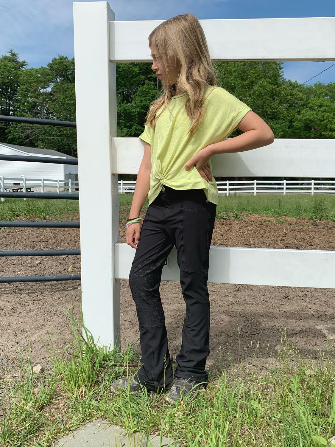 black_pants_fence.jpg