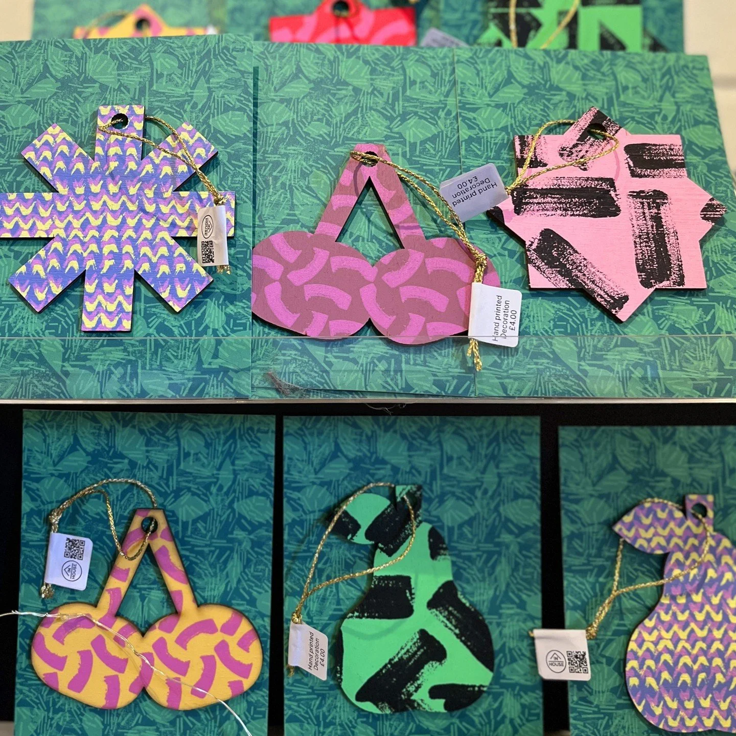 🎄 Unique seasonal gifts... 🎄⁠
⁠
We are taking part in @amberleyartisans this week @threestoreys alongside a curated selection of designer/makers from our local area:⁠
⁠
Opening from Tuesday until Sunday 1st December with late night shopping on Frid