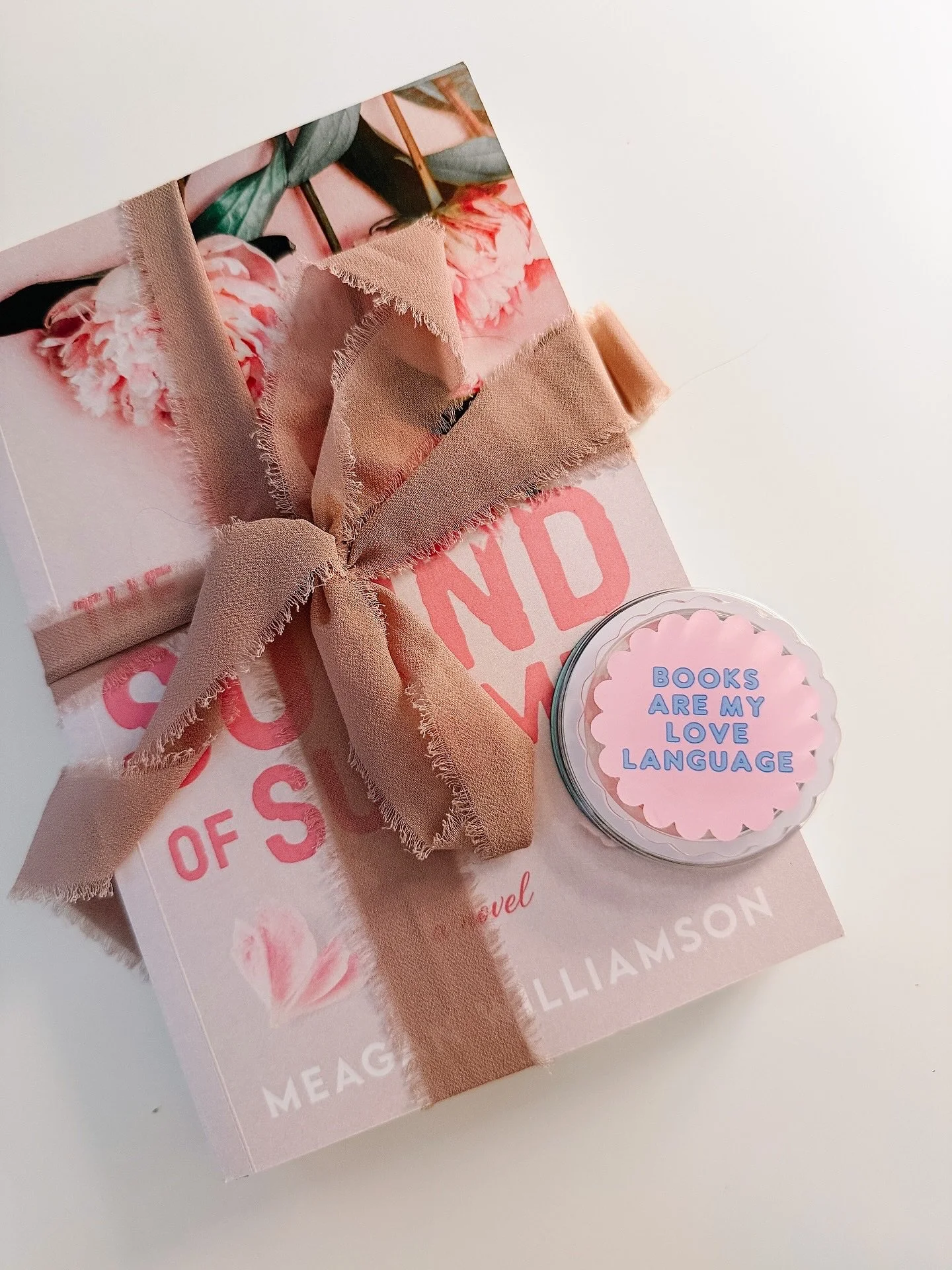 A little look into the @fallintofiction.event I participated in on Saturday&hellip;

1 - This kindle pop socket by @likelystoryco was MADE from my branding! And the sweetest gift from my favorite @overbooked.boise gals during my book club with them l