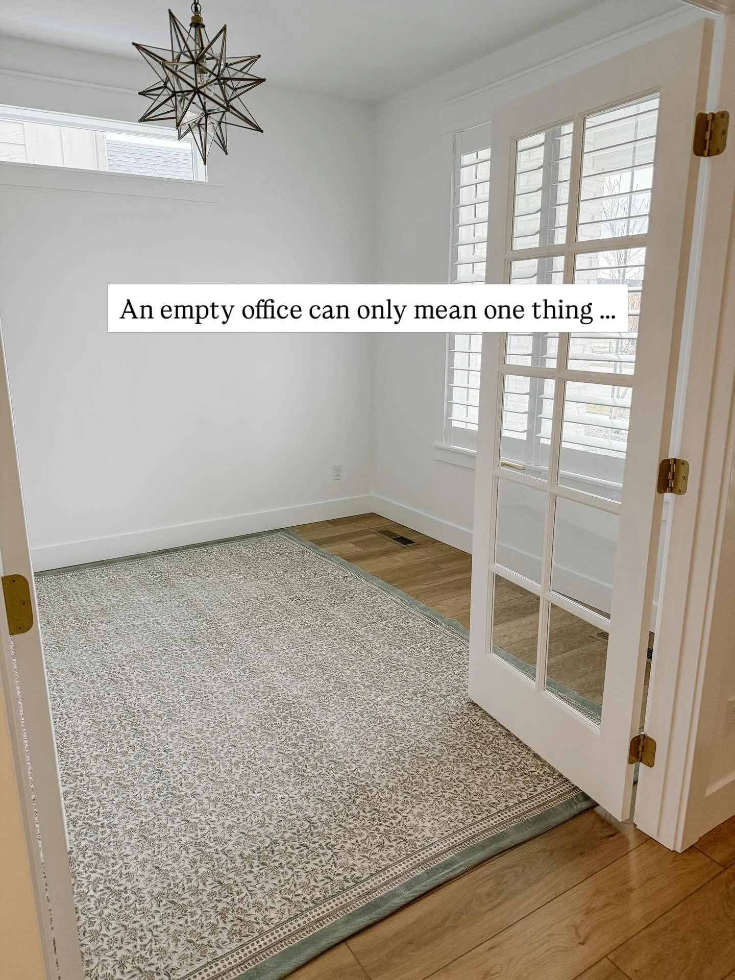 The new desk is here!!! 😍 

What do you think?!

In case you missed the update, my husband and I share an office space in our new house that we moved into right before Thanksgiving. It&rsquo;s been a challenge finding the right configuration and des