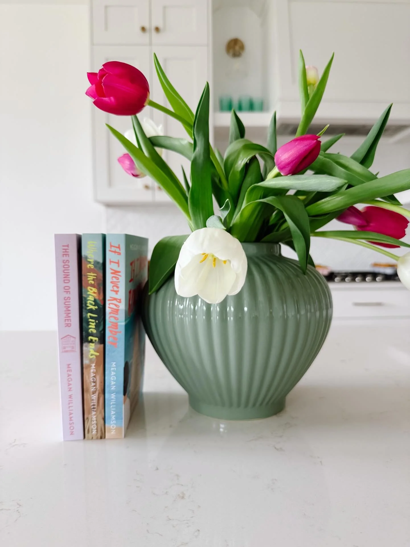 This is called post Easter, sick toddler, low effort marketing. 😂🌷 Here are some spring book recs you can read on Kindle Unlimited &hellip;

📖If I Never Remember by Meagan Williamson

💕childhood friends to lovers
🌊the boys next door
☀️6 summers 