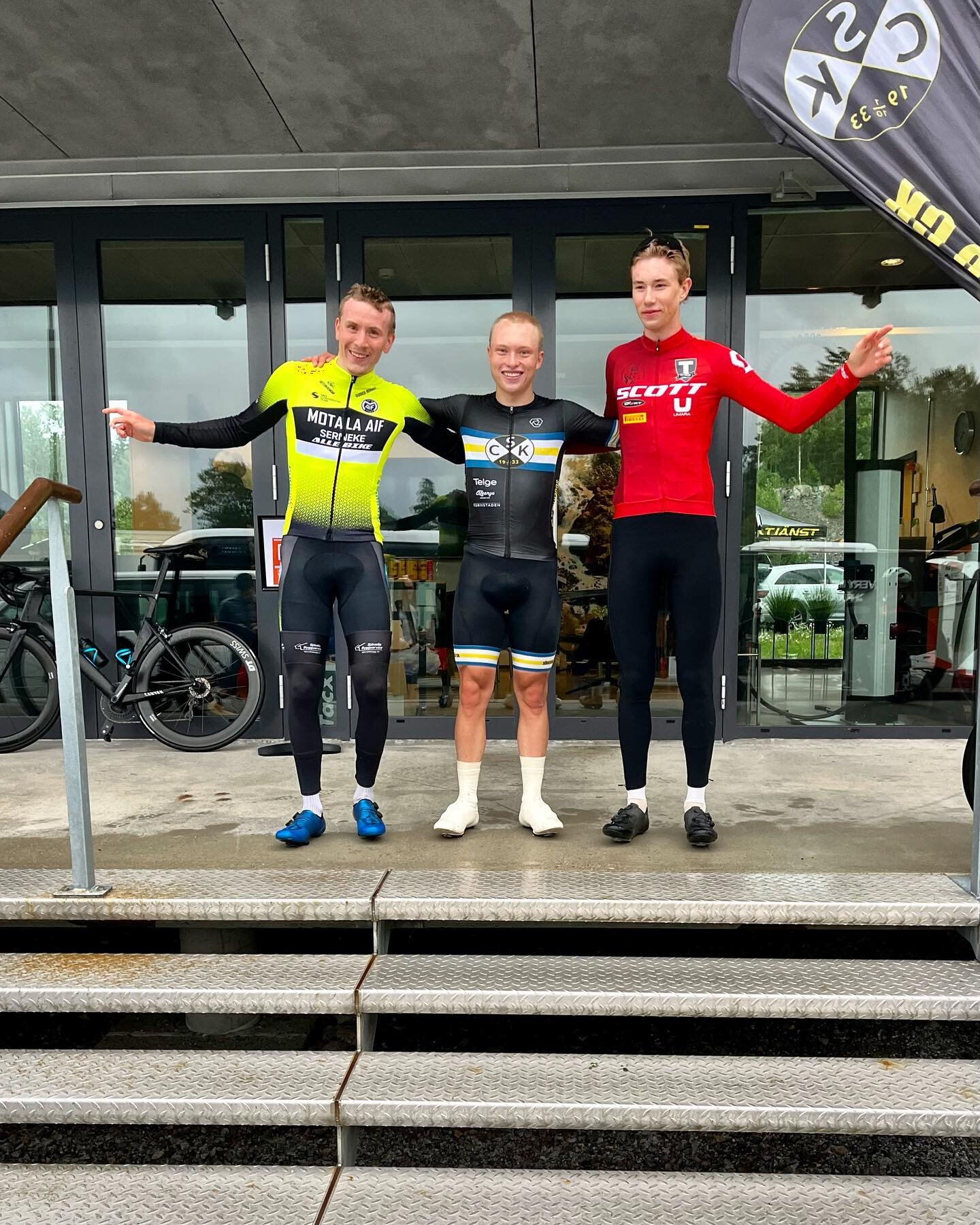 🌧️💨 Rain pouring and wind gusts of 16m/s set the stage for the Scania GP, held on a lightning-fast track with full-speed corners and roads that proved incredibly slippery. 🚴&zwj;♂️💨

Amid these challenging conditions, Gustav Lovidius delivered a 