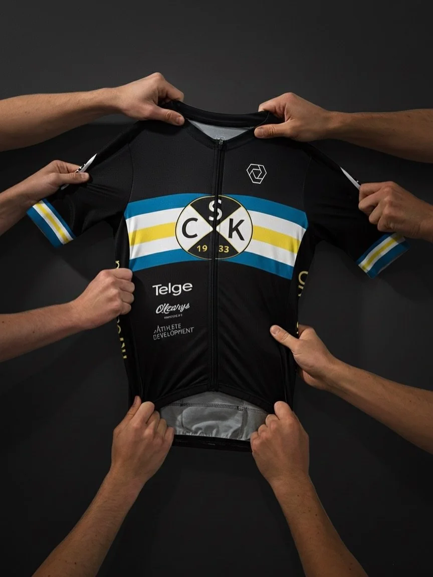 Nytt &aring;r, samma tr&ouml;ja, starkare lag. 

Hela 14 starka cyklister best&aring;r S&ouml;dert&auml;ljes elitlag av till 2026. Vi &auml;r glada att f&aring; tillbaka Viktor Lychou @viktorlychou tillsammans med den eminente Edvin Lovidius @edvin_l