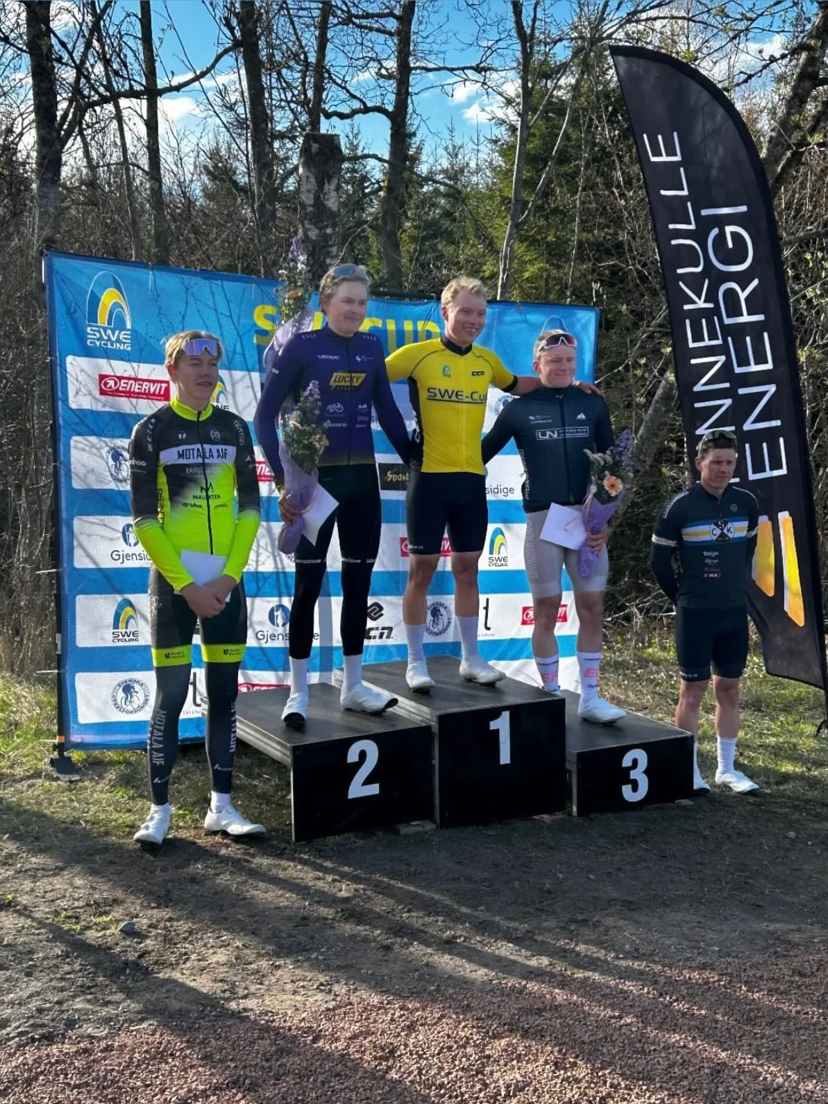 BOOM. Dag ett &mdash; klart. 🔥

Vi s&auml;tter tempot, kontrollerar loppet och @gustavlovidius tar hem segern. 🥇

Ibland har man turen med sig. 🍀😏