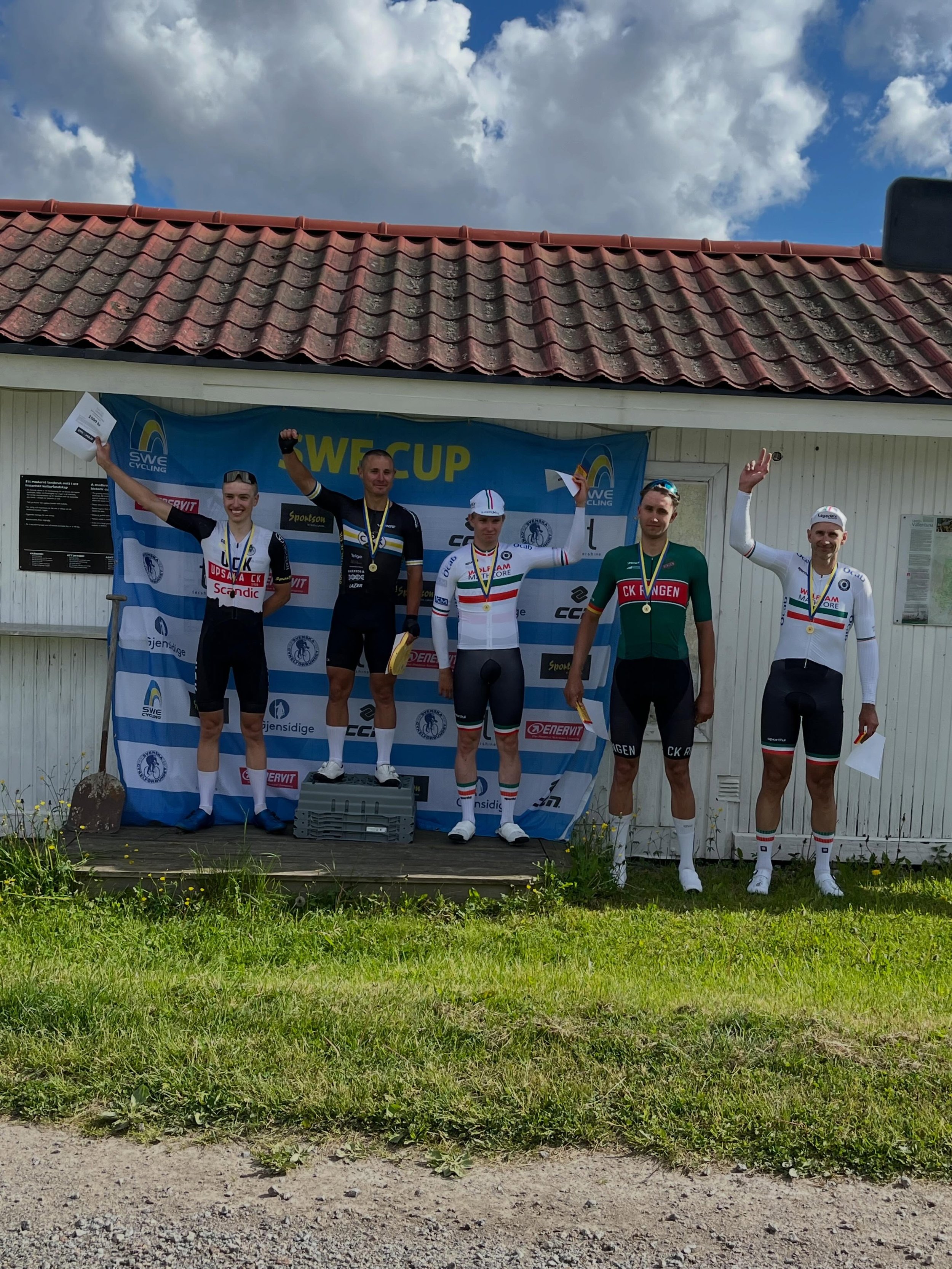 BOOM 💥 Efter en l&aring;ng dag i utbrytningen visar @rollep10 vem som har starkast ben. 

Motst&aring;ndarna f&aring;r ge sig och Oskar kan ta hem segern.🥇

Nu riktar vi blickarna mot Falkenloppet &ndash; vi &auml;r inte klara &auml;n. 😏🏁