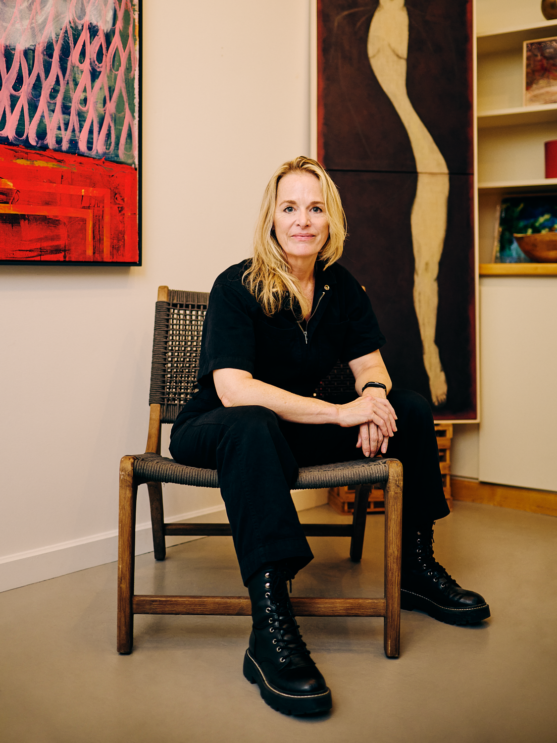 Portrait of contemporary Bay Area artist Cathryn Lynea in her Sausalito studio. Photographer:  Clàudia Sauret Verdejo