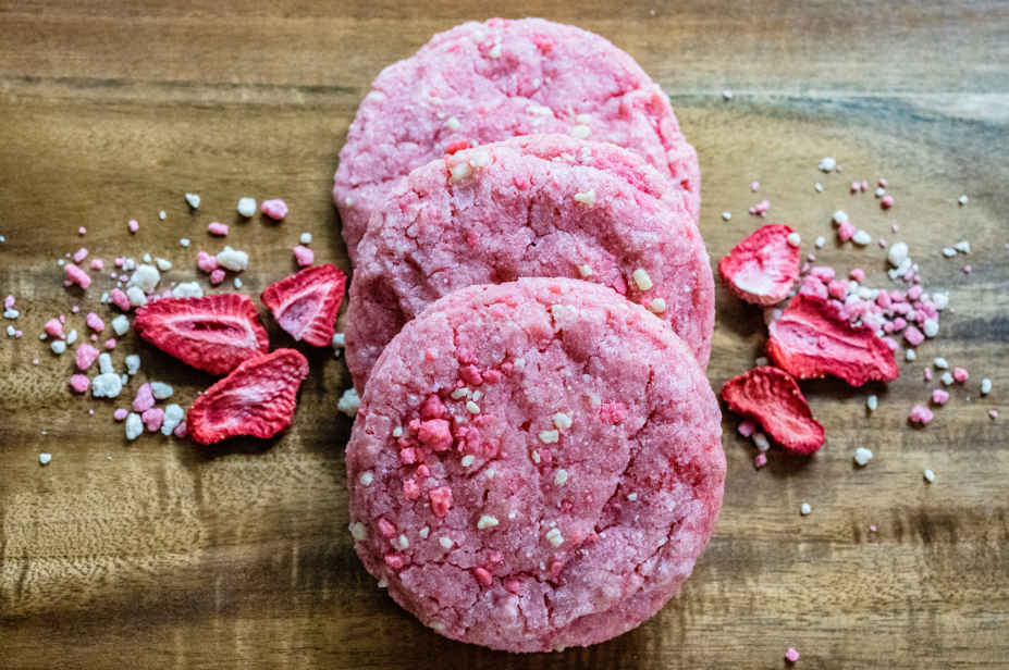 wood serving tray with strawberry shortcake cookies with crumbles and freeze-dried strawberries