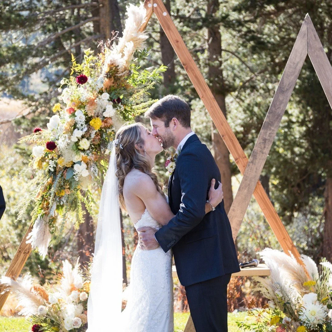 Your kiss is the sweetest thing 🖤​​​​​​​​
.​​​​​​​​
Venue @sugarbowlweddings​​​​​​​​
Florist @love_and_lupines​​​​​​​​
Photo @chriswernerphoto​​​​​​​​
Beauty @lunabellebeautyco​​​​​​​​
.​​​​​​​​
.​​​​​​​​
#kiss #firstkiss #justmarried #trianglearch 