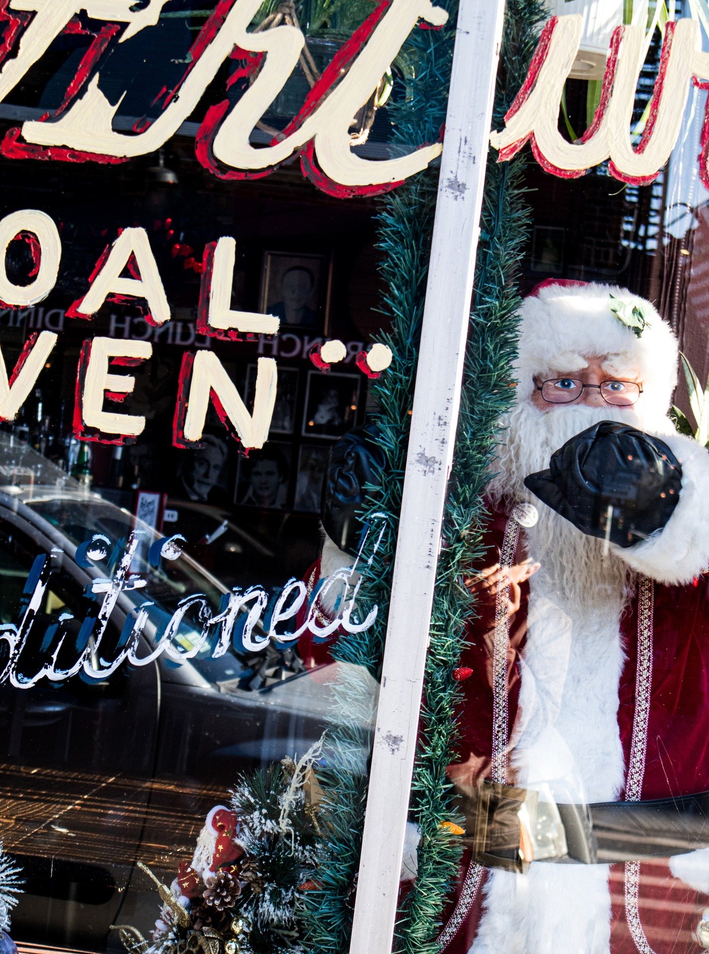 Christmas n the East VIllage, New York City.

#newyorkcity #nyc #manhattan #streetphotography #photography #canonm50 #canonphotography #shotoncanon #christmas