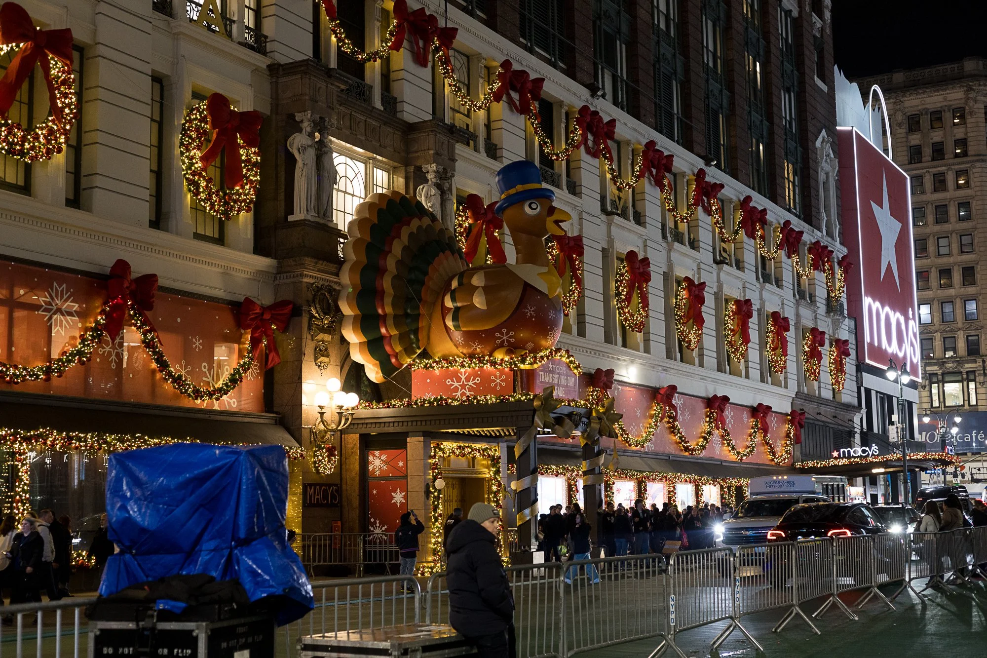 Walking the streets of New York City at Christmas. This is in front of Macy's.

#newyorkcity #nyc #manhattan #streetphotography #photography #canonr #canonphotography #shotoncanon #christmas #macys 
#thanksgiving