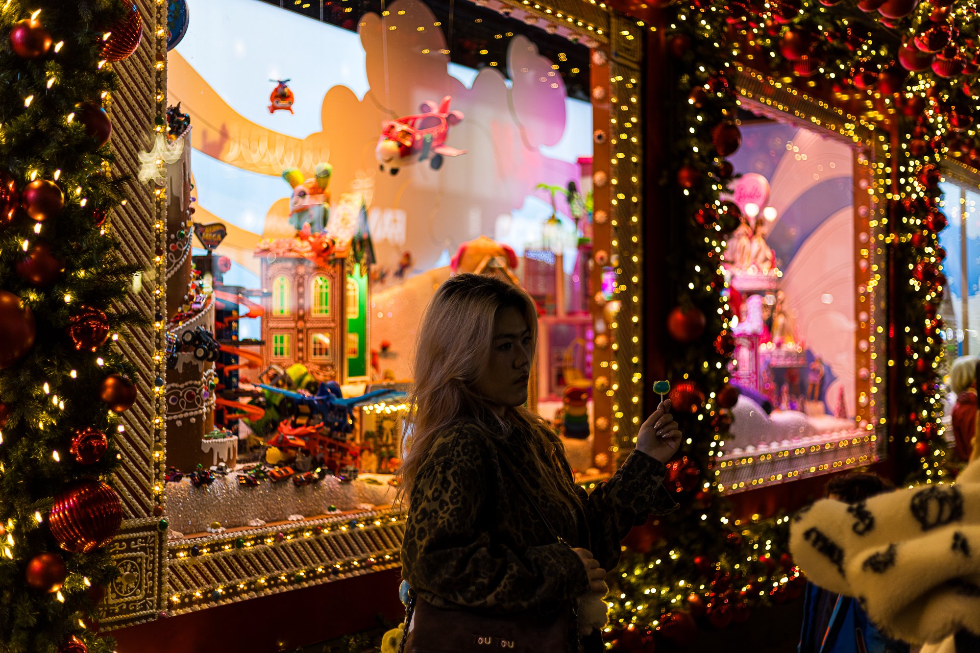 Walking the streets of New York City at Christmas. This is in front of Macy's.

#newyorkcity #nyc #manhattan #streetphotography #photography #canonr #canonphotography #shotoncanon #christmas #macys