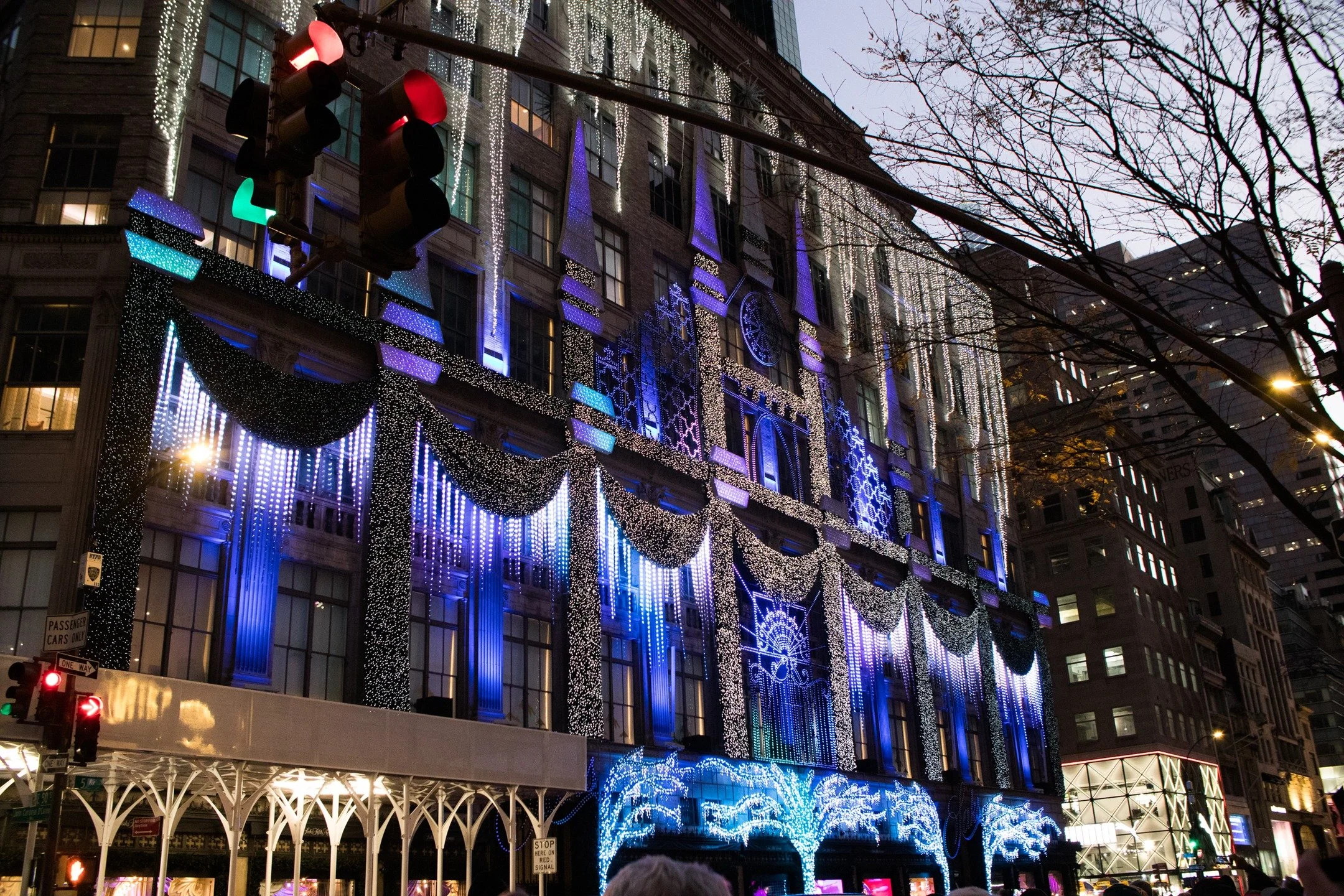 Bum leg, can't walk, so I'm going through my archives. Saks 5th Avenue from Christmas 2021.

#canonphotography #shotoncanon #canonm50 #photography #streetphotography #newyorkcity #nyc #manhattan #christmas #saks5thavenue