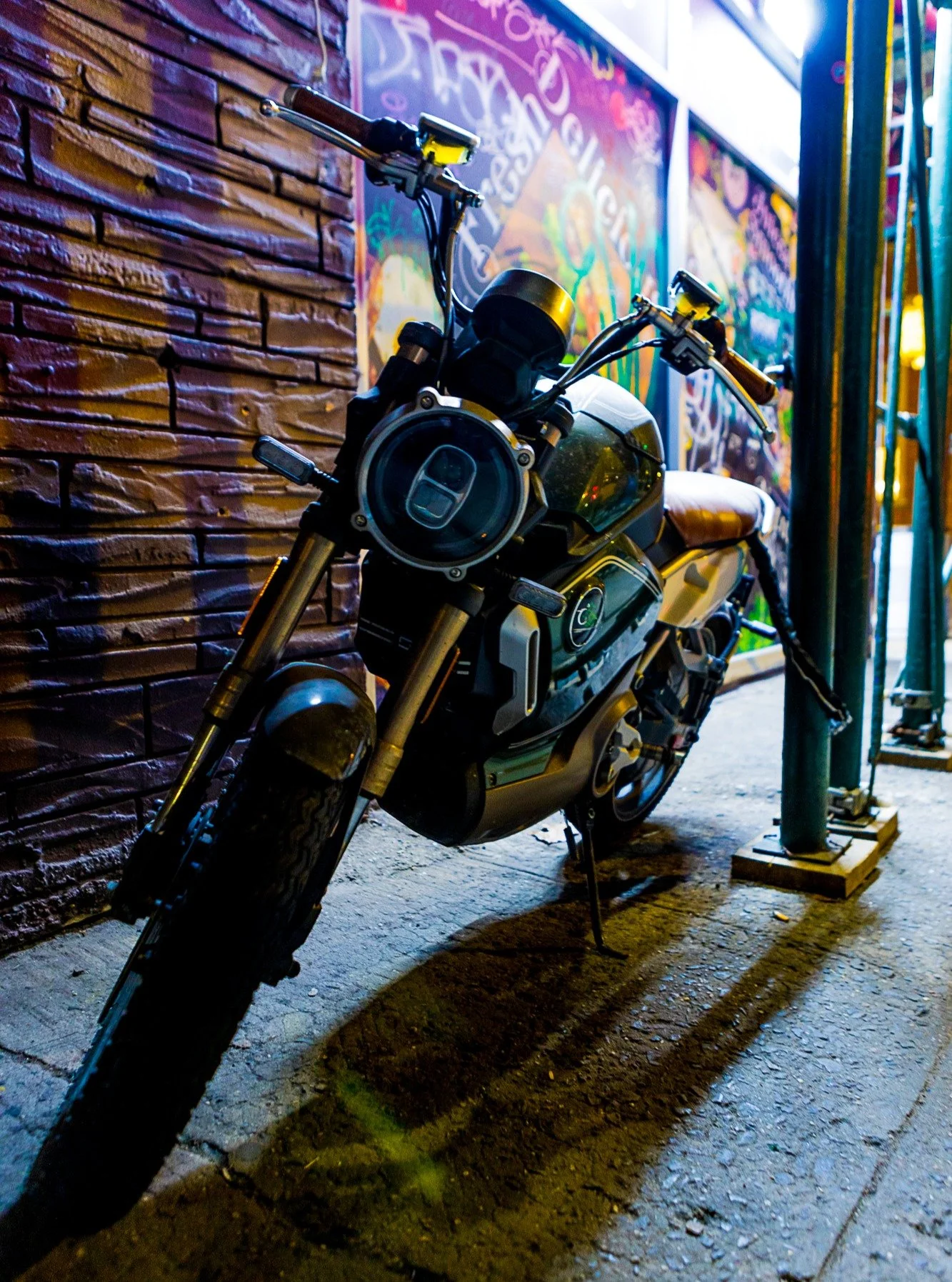 New York City near Washington Square Park.

#canonphotography #shotoncanon #canonr #photography #streetphotography #motocycle #nyc #newyorkcity #manhattan #nightphotography