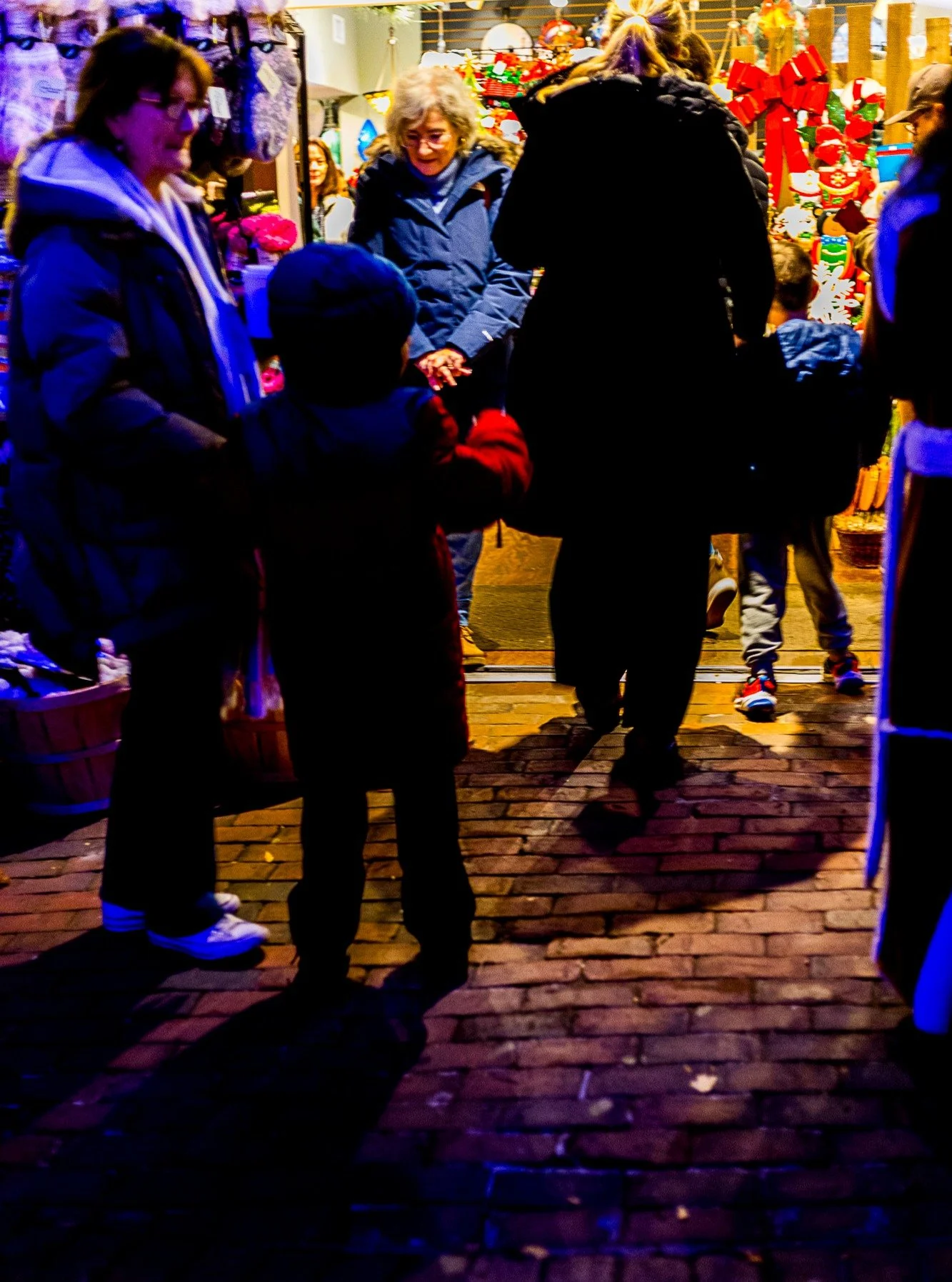Christmas shops in Pennsylvania ....

#canonphotography #shotoncanon #canonr #photography #streetphotography #pennsylvania #christmas #peddlersvillage