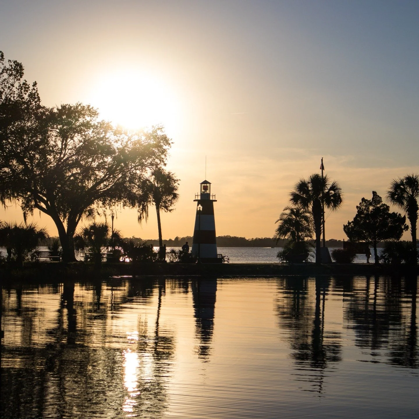More photos from Florida. This is the lighthouse at Mount Dora.

#canonphotography #shotoncanon #canonsx740hs #photography #streetphotography #florida #mountdora #mtdora #sunset