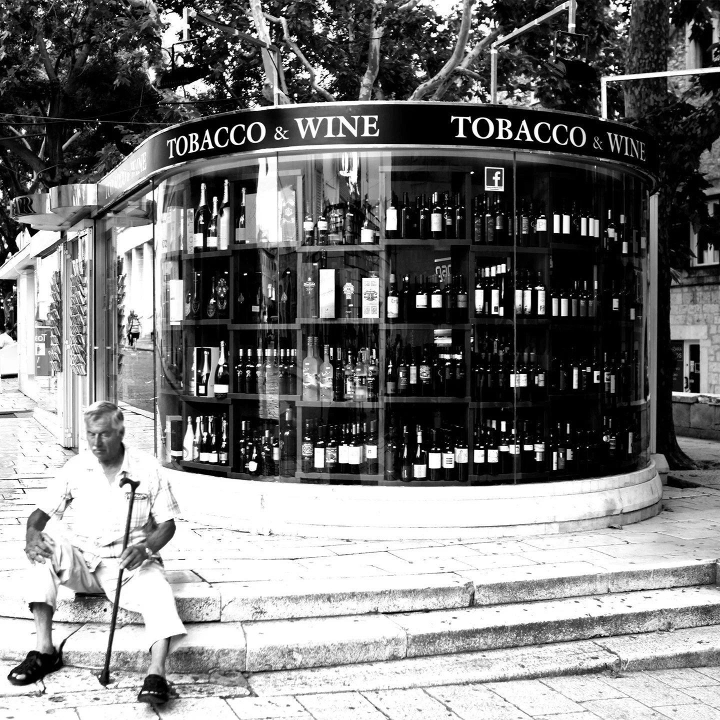 Recovering from the flu so I'm dipping into the archives of 2017. Shot this in Split, Croatia.

#canonphotography #shotoncanon #canon5D2 #canon5dii #photography #streetphotography #split #croatia #splitska #blackandwhite #blackandwhitephotography #hr