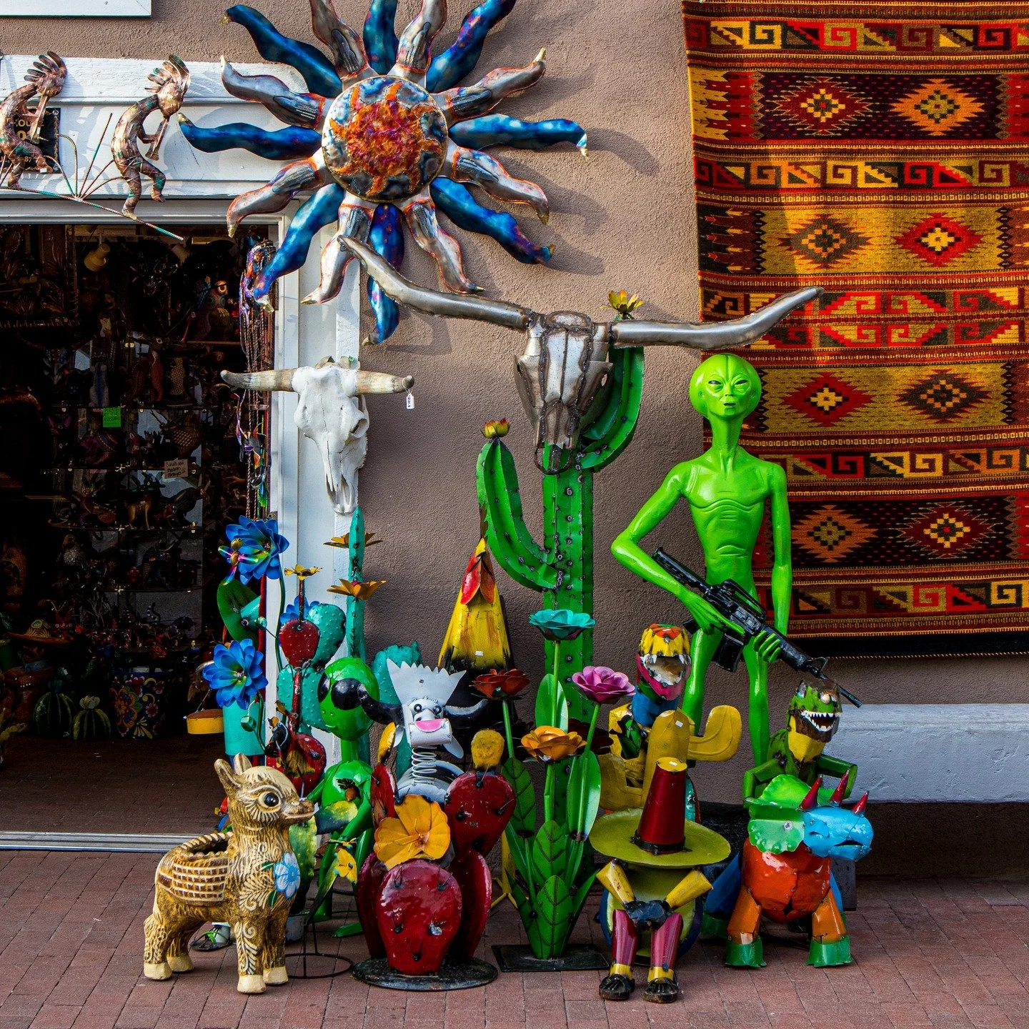 I wish I was in New Mexico today. I miss the weirdness. 

#canonphotography #shotoncanon #canonm50 #photography #streetphotography #albuquerque #newmexico #weird