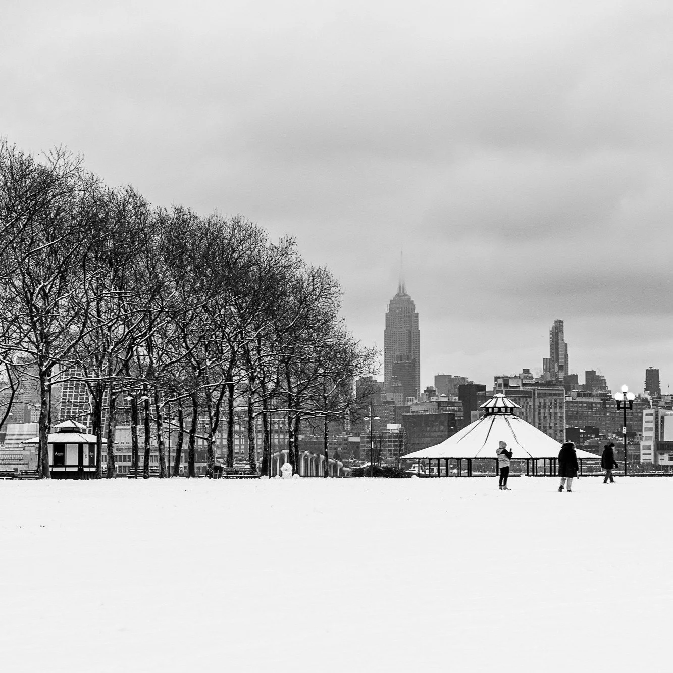 Hoboken after the snow with the Empire State Building in the distance.

#canonphotography #shotoncanon #canonr #photography #streetphotography #nj #newjersey #hoboken #snow #blackandwhite #blackandwhitephotography #empirestatebuilding