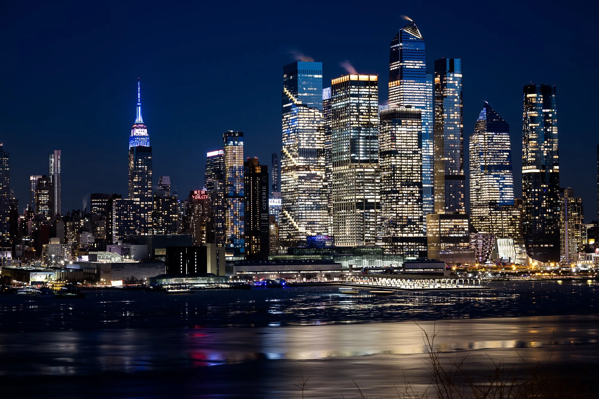 New York City skyline, and a river covered in ice!

#newyorkcity #nyc #manhattan #photography #canonr #canonphotography #shotoncanon #ice #hudsonriver #winter
