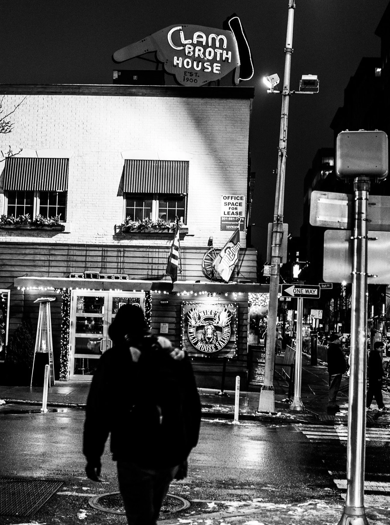 The old Clam Broth House sign in Hoboken, New Jersey. 

#canonphotography #shotoncanon #canonr #photography #streetphotography #nj #newjersey #hoboken #blackandwhite #blackandwhitephotography