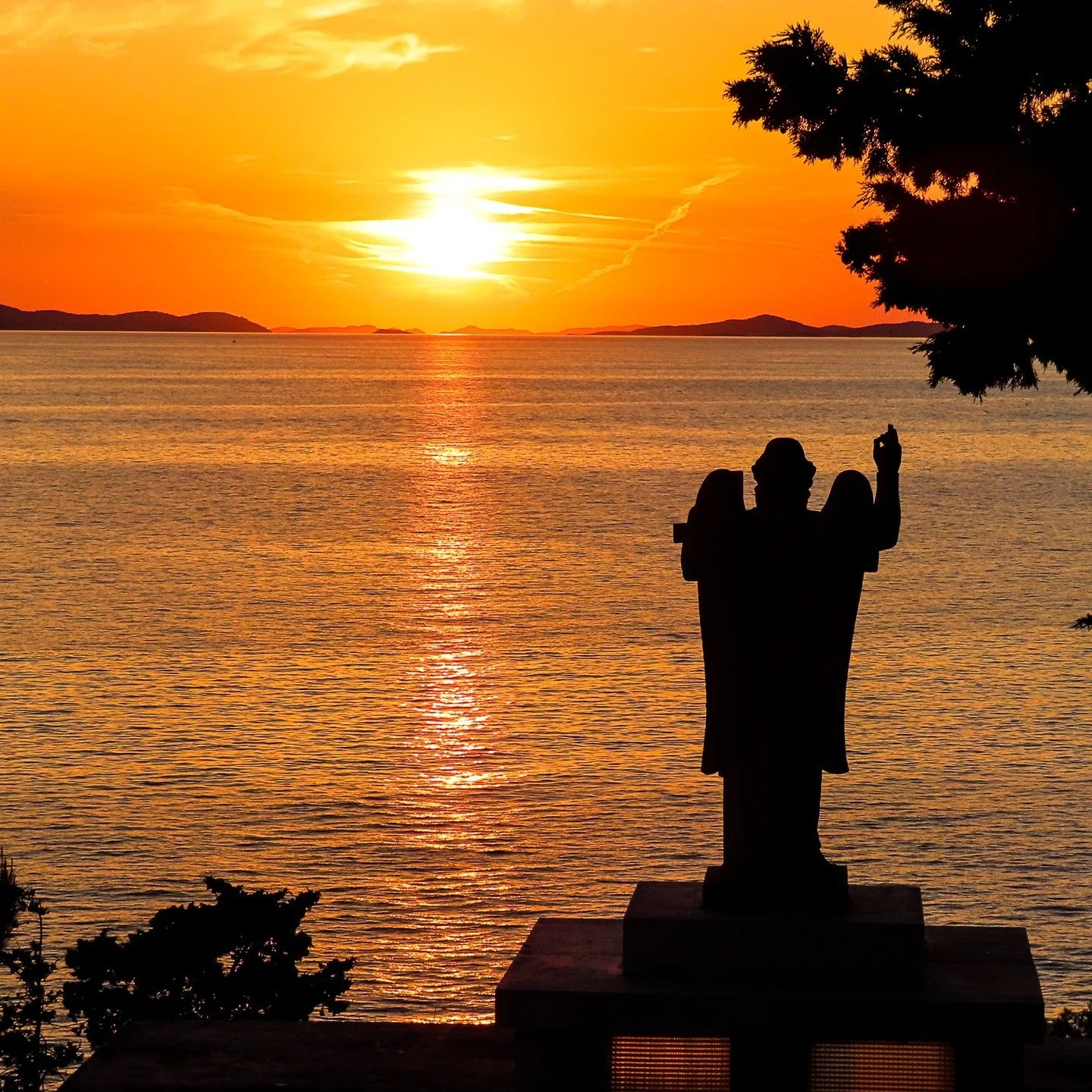 Time to inject some summer warmth into this cold winter day. Watching the sunset from the Church of St.George in Primosten, Croatia.

#croatia #primosten #dalmatia #hrvatska #canonphotography #shotoncanon #canonsx740hs #photography #travelphotography