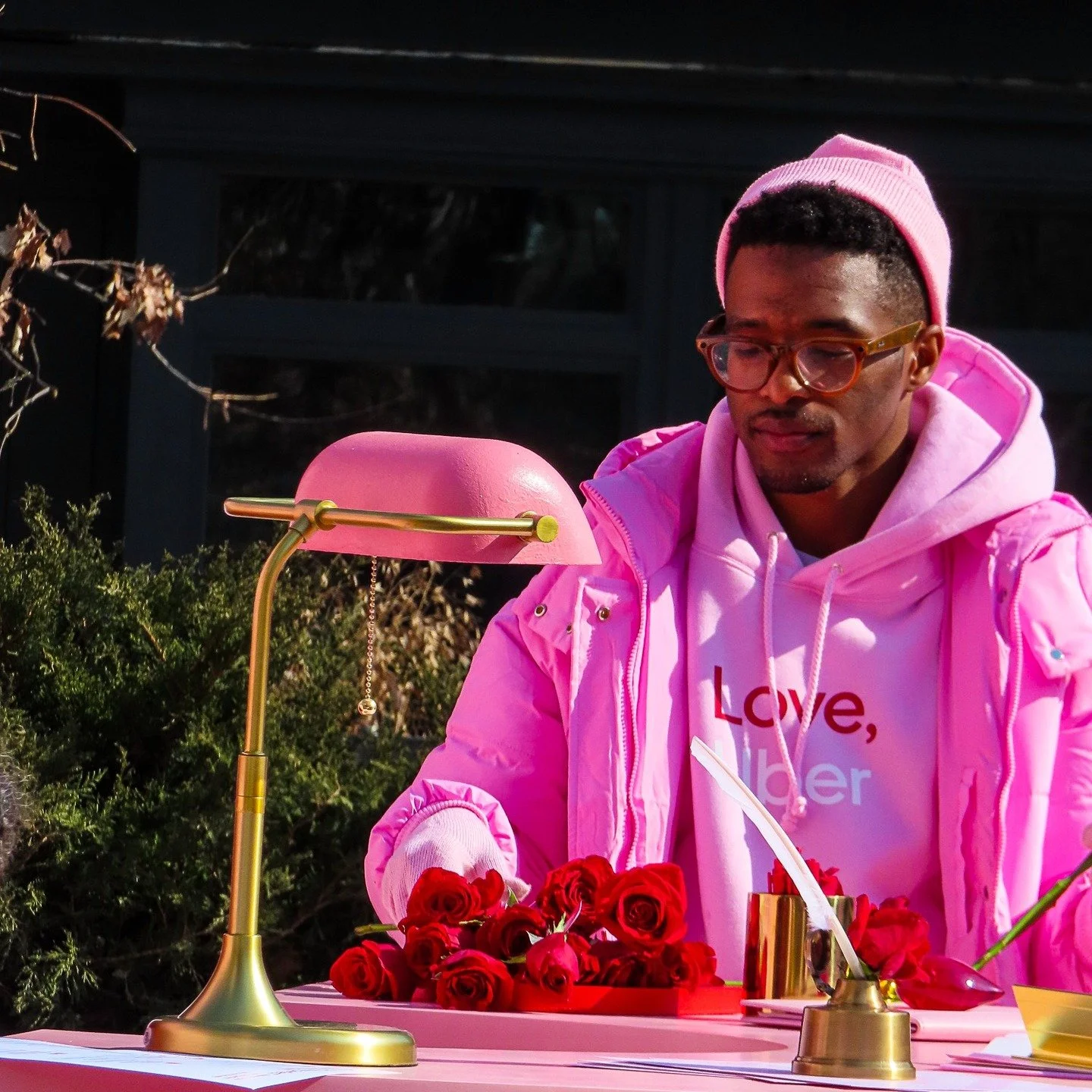 Love is in the air, New York City.

#canonphotography #shotoncanon #canonsx740hs #photography #streetphotography #valentinesday #roses #newyorkcity #nyc #manhattan